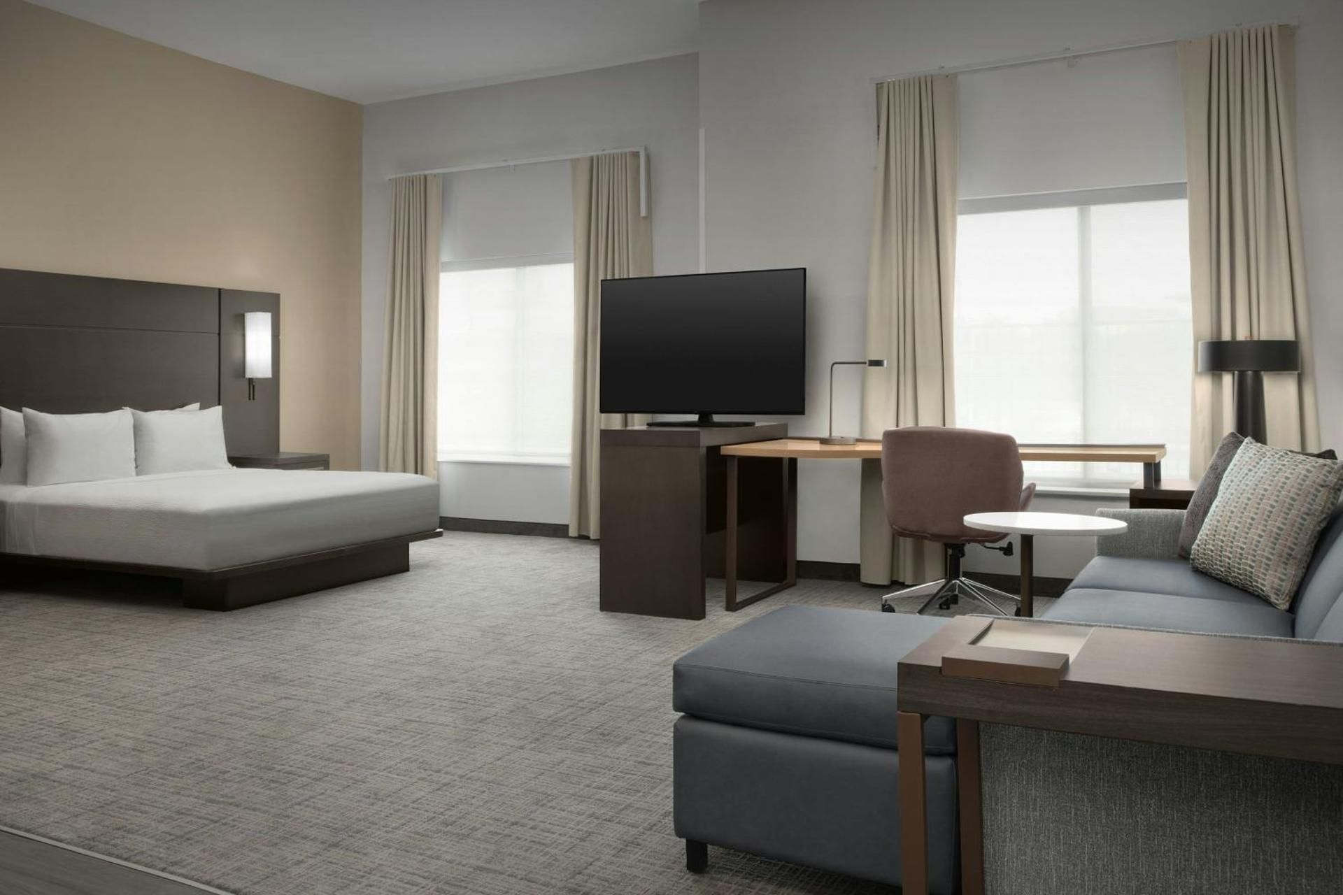 King Studio with Sofa Bed and Roll-in Shower - Mobility Accessible