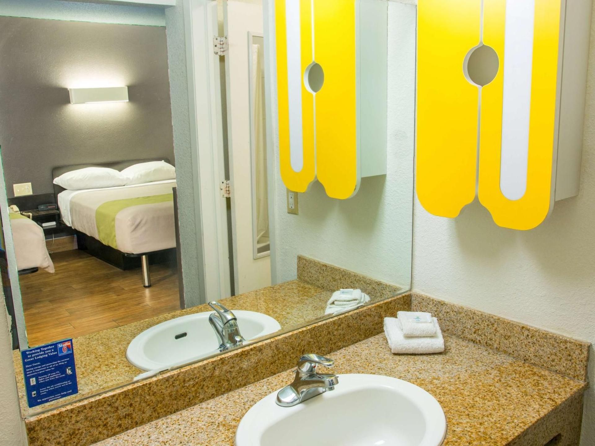 Suite 2 Queen Beds Smoking kitchenette