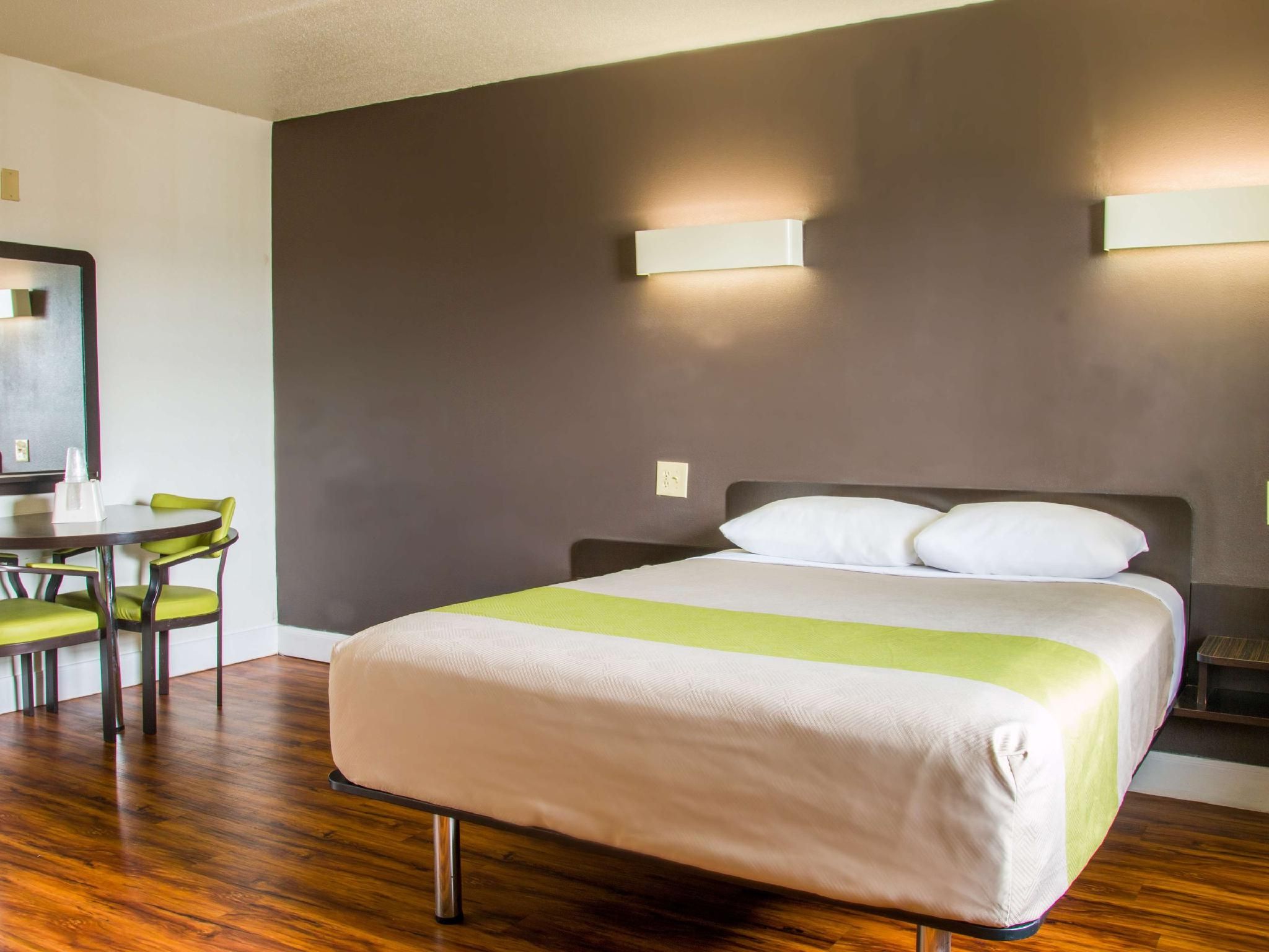 1 Queen Bed | Mobility Access Tub Ste Nsmk