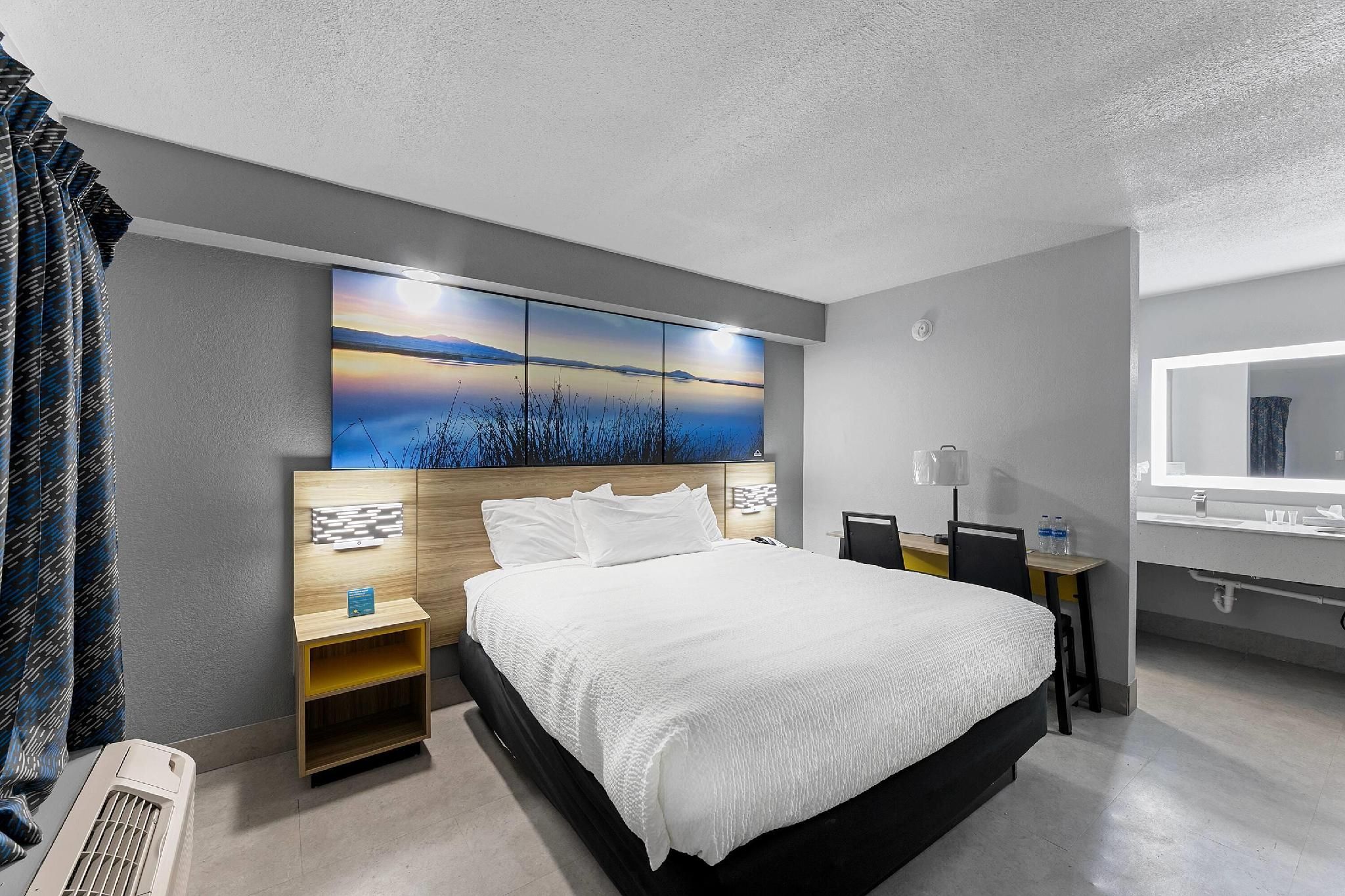 1 King Bed, Mobility Accessible Suite, Bathtub w/ Grab Bars, Non-Smoking