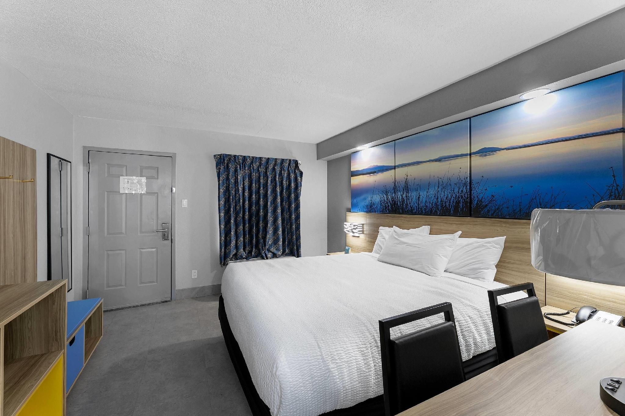 1 King Bed, Mobility Accessible Suite, Bathtub w/ Grab Bars, Non-Smoking