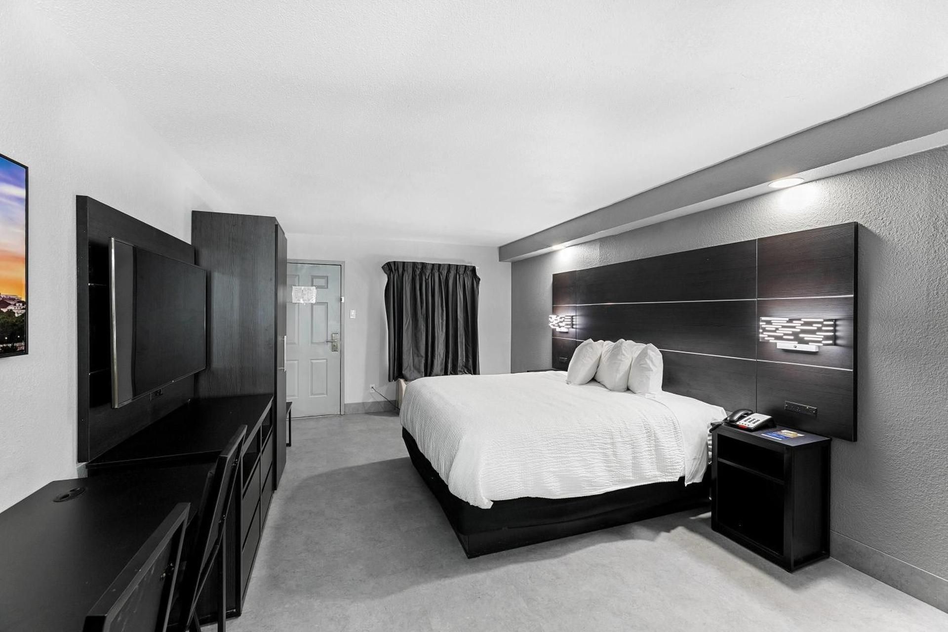 1 King Bed, Suite, Non-Smoking