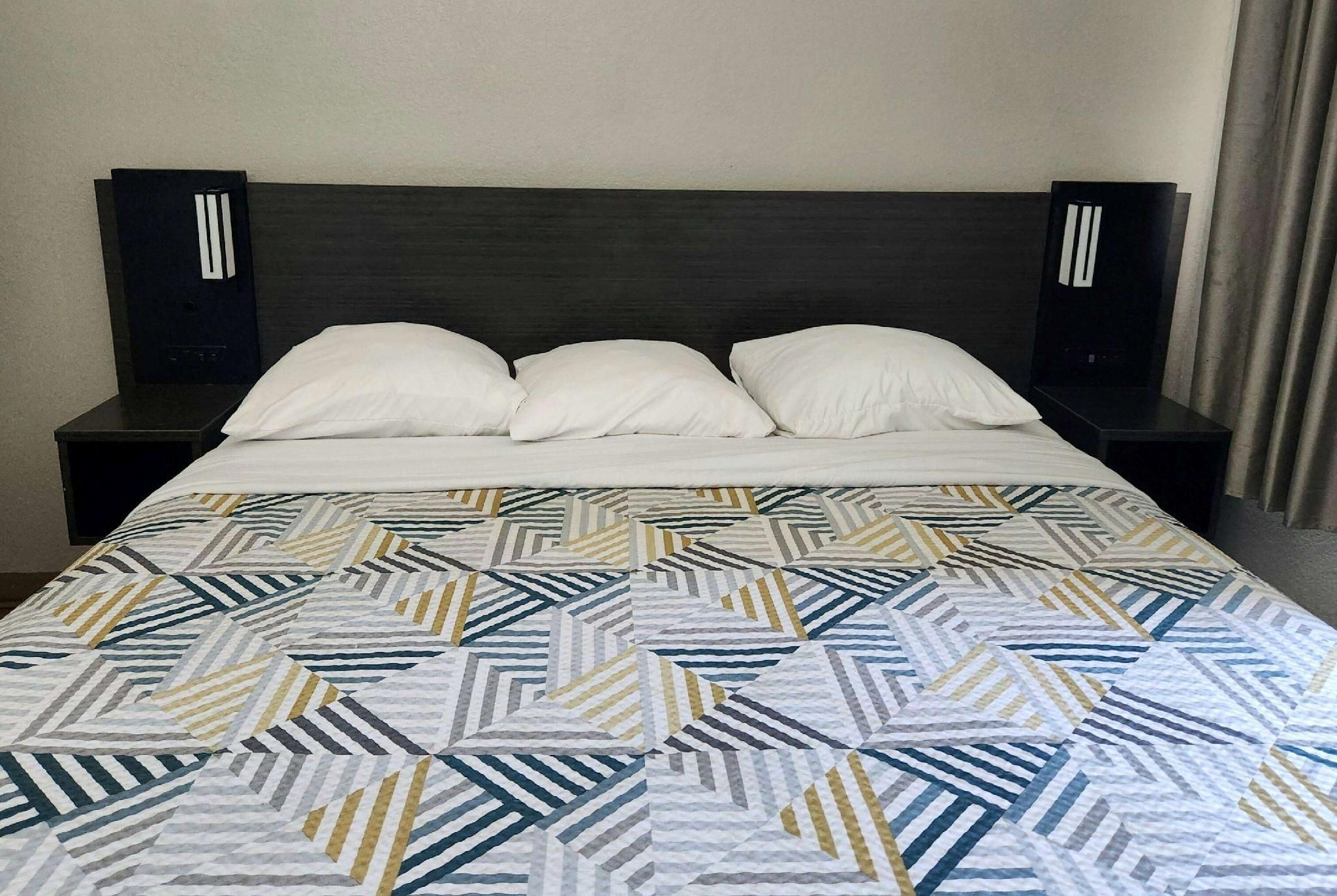 1 King Bed, Non-Smoking