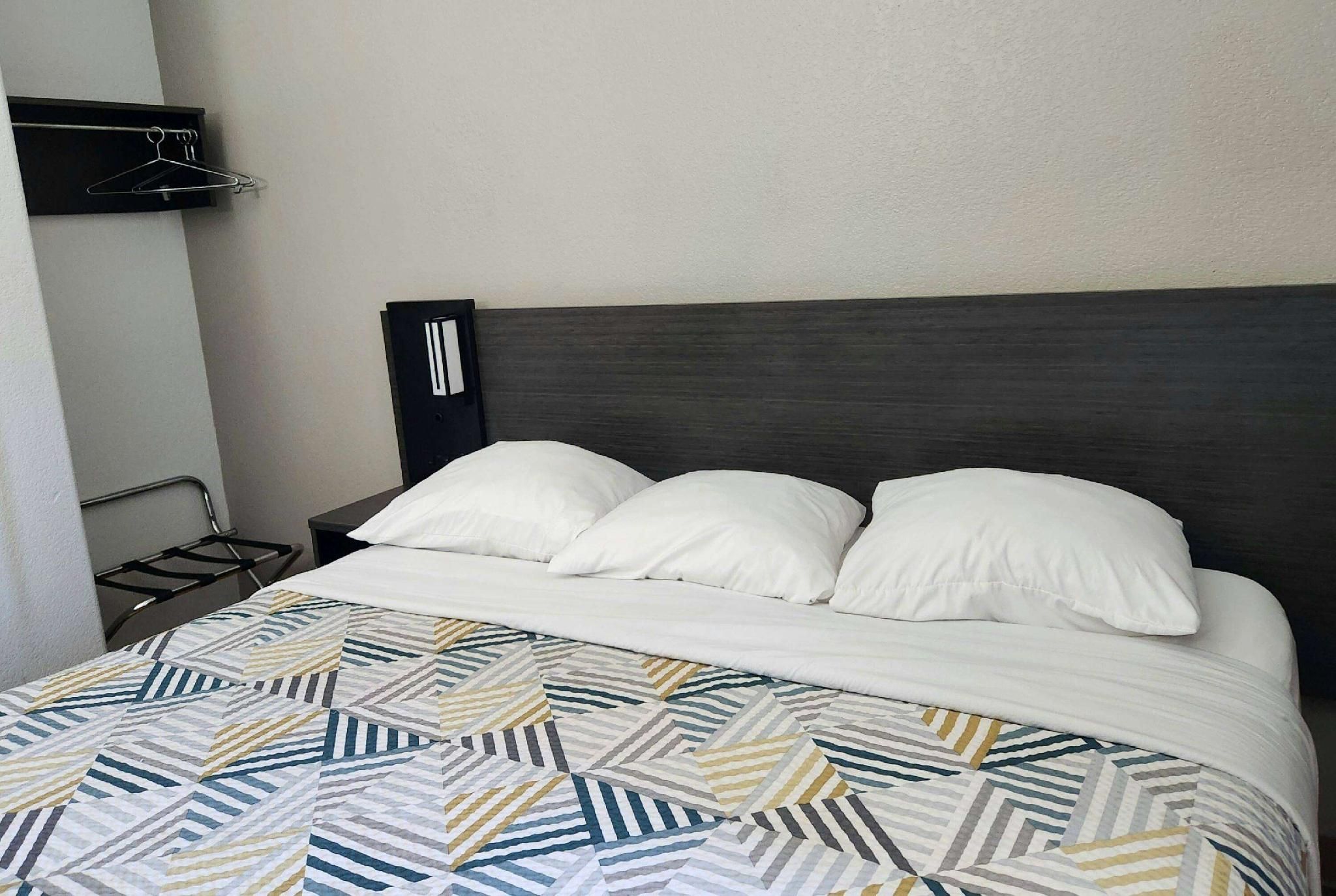 1 King Bed, Non-Smoking