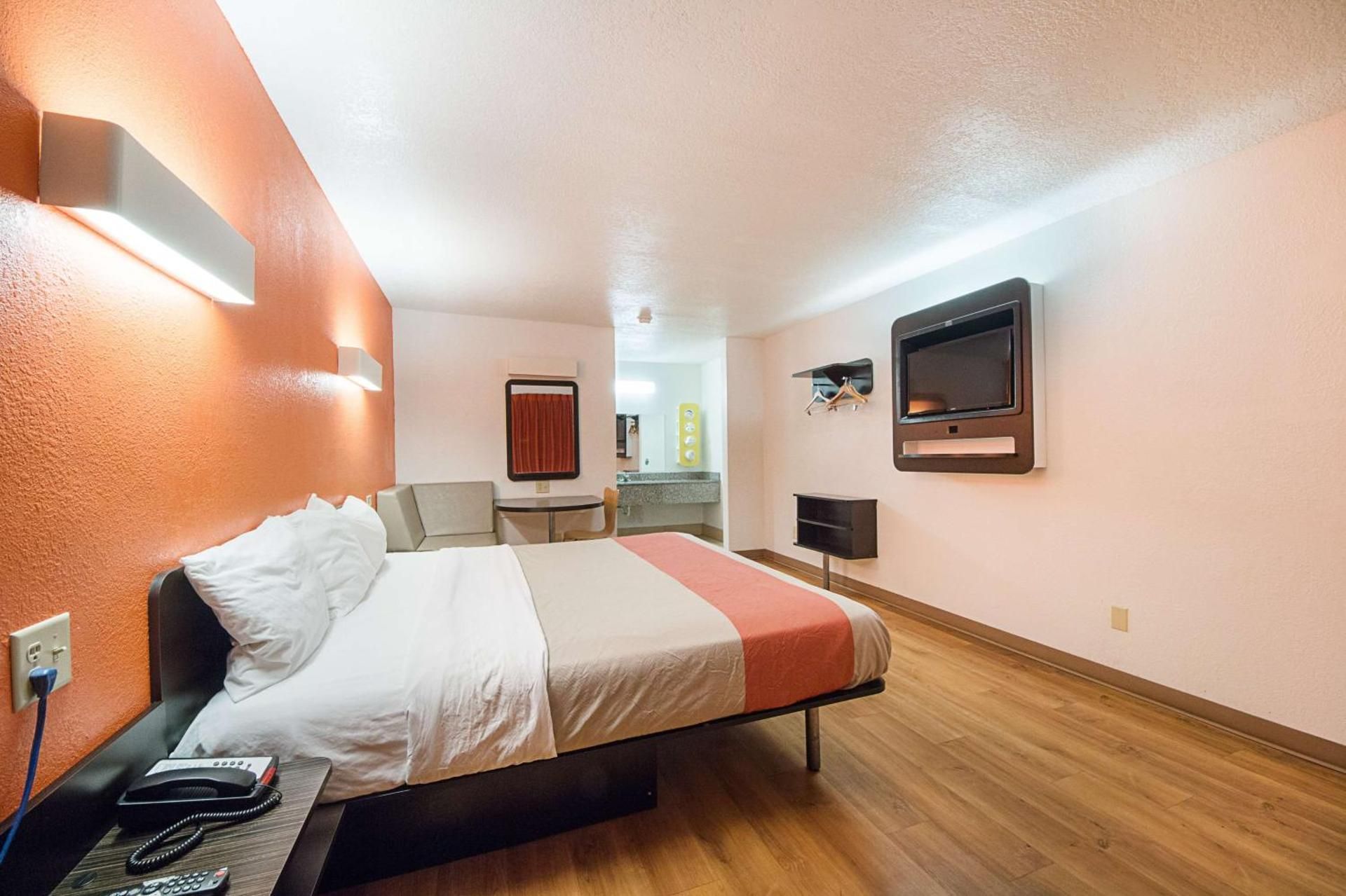 Deluxe King Room - Non-Smoking
