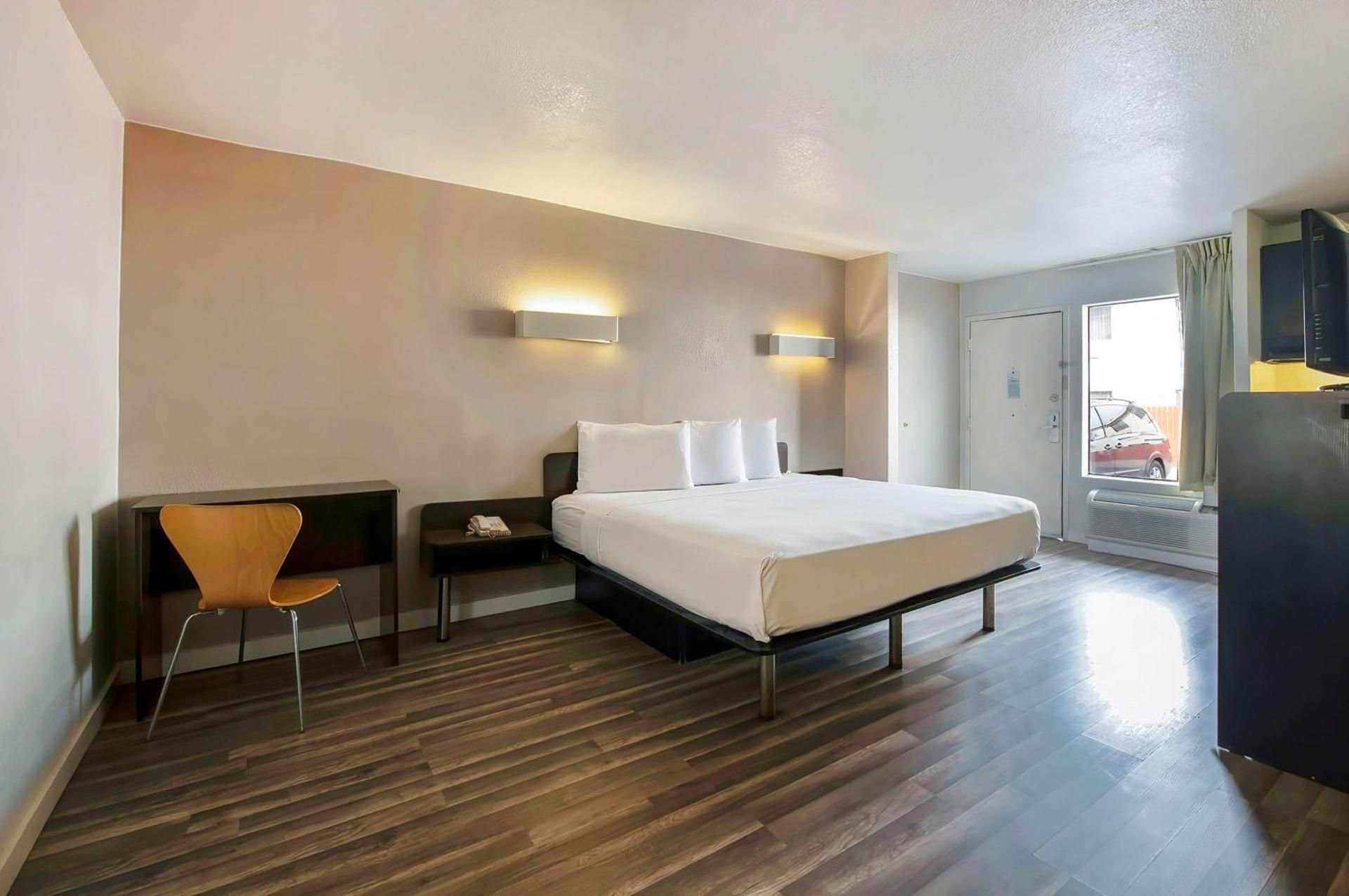 King Room with Roll-In Shower - Disability Access