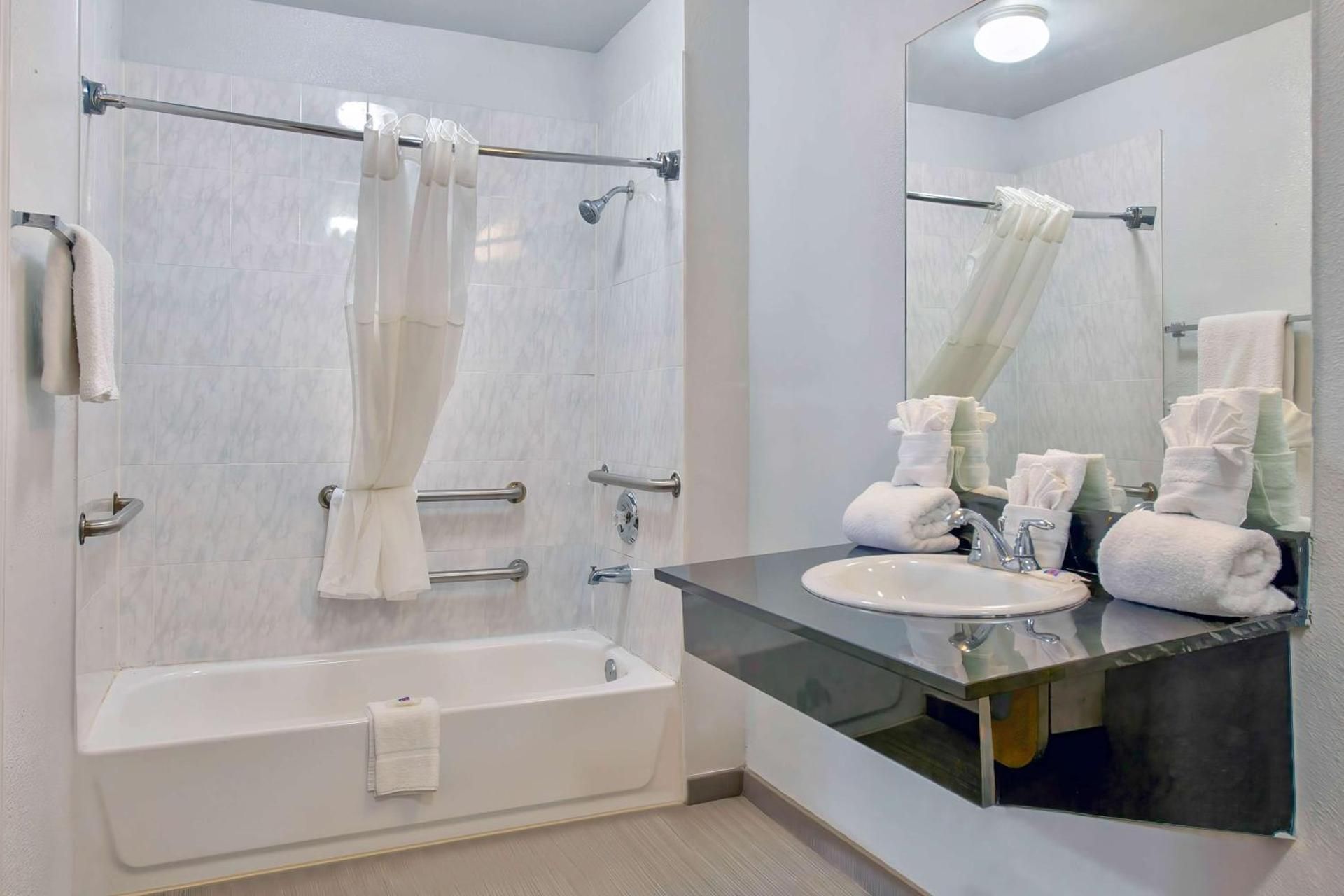2 Full Beds | Mobility Access Tub, Ste Nsmk