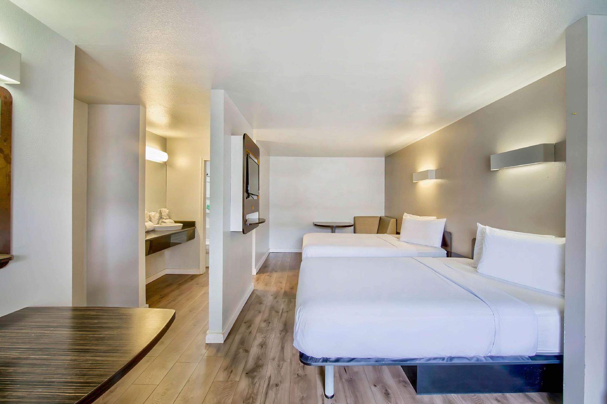 2 Full Beds | Suite, Non-Smoking
