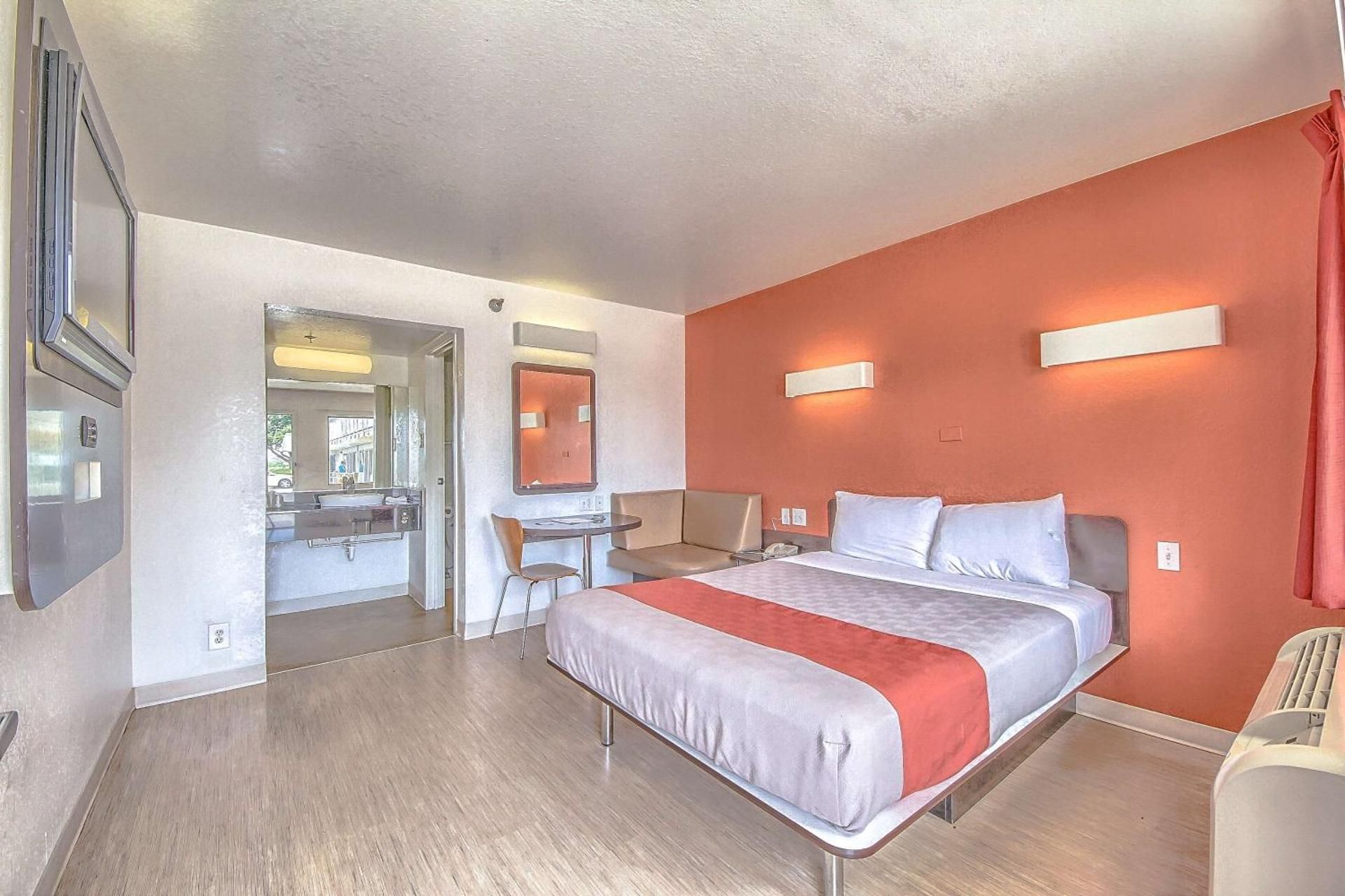 1 QUEEN BED | NON-SMOKING