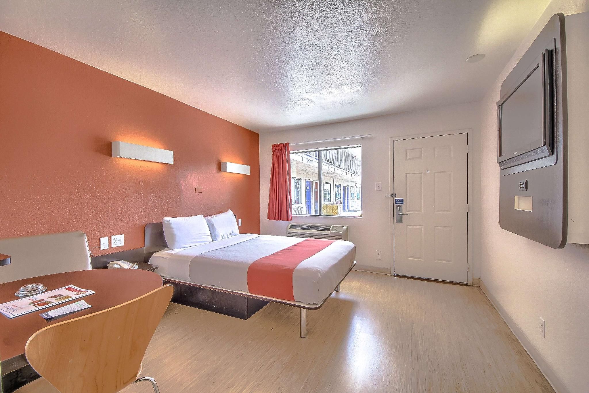 1 Queen Bed | Non-Smoking, Micfridge