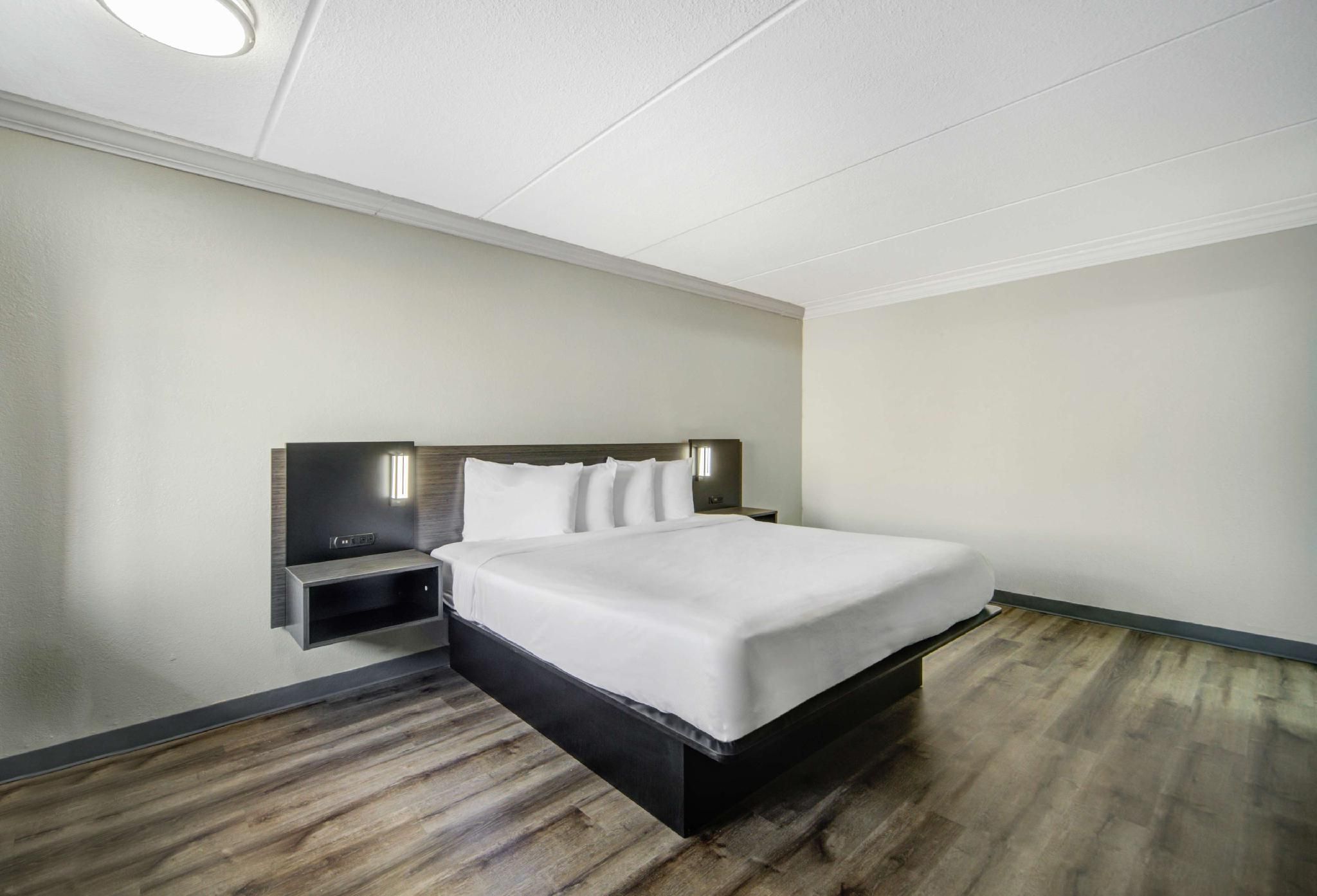 1 King Bed | Mob Acc RI Shwr Nsmk Micfridg