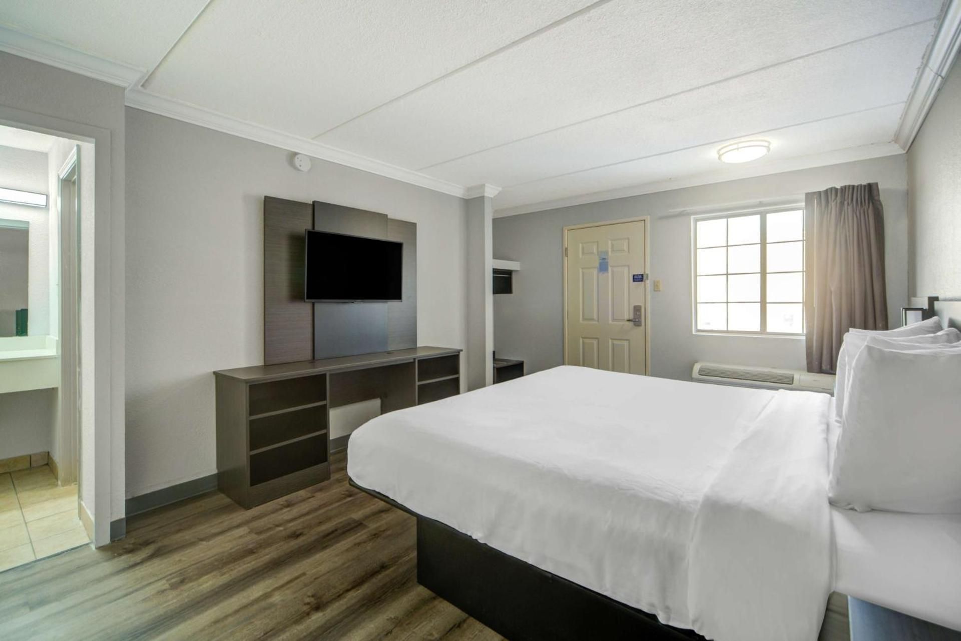 King Room with Roll-in Shower - Disability Access - Non-smoking