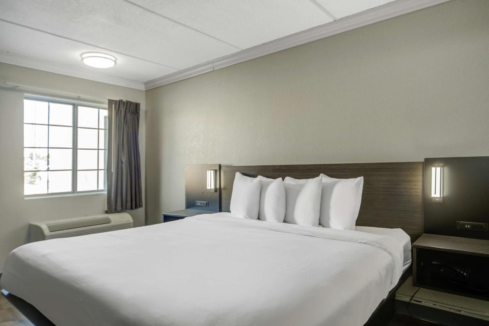 King Room with Roll-in Shower - Disability Access - Non-smoking