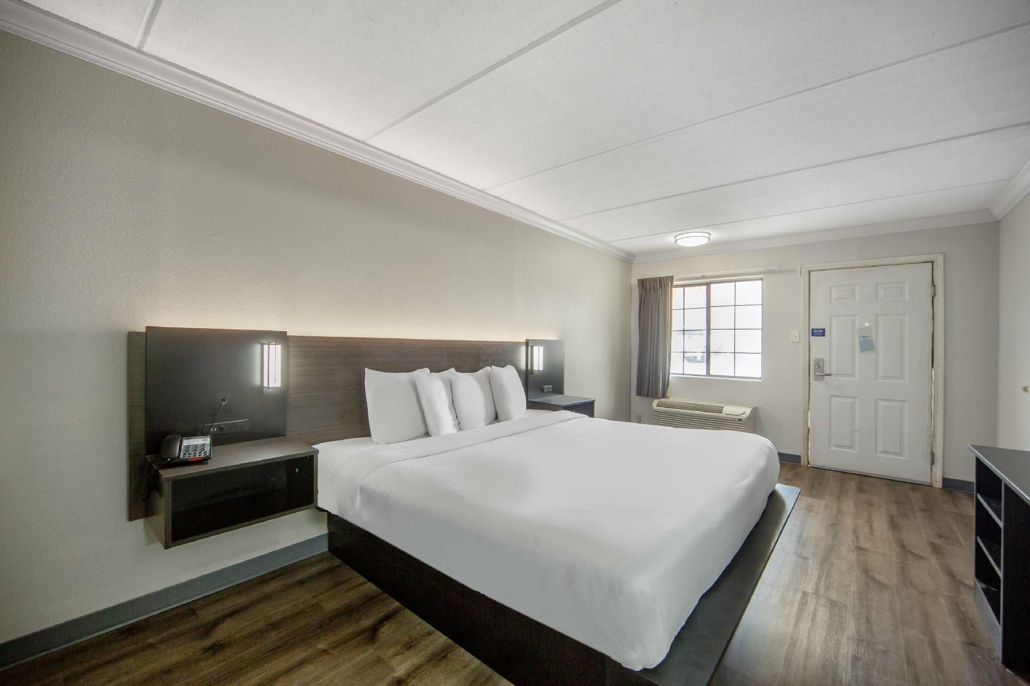 1 King Bed | Mob Acc RI Shwr Nsmk Micfridg