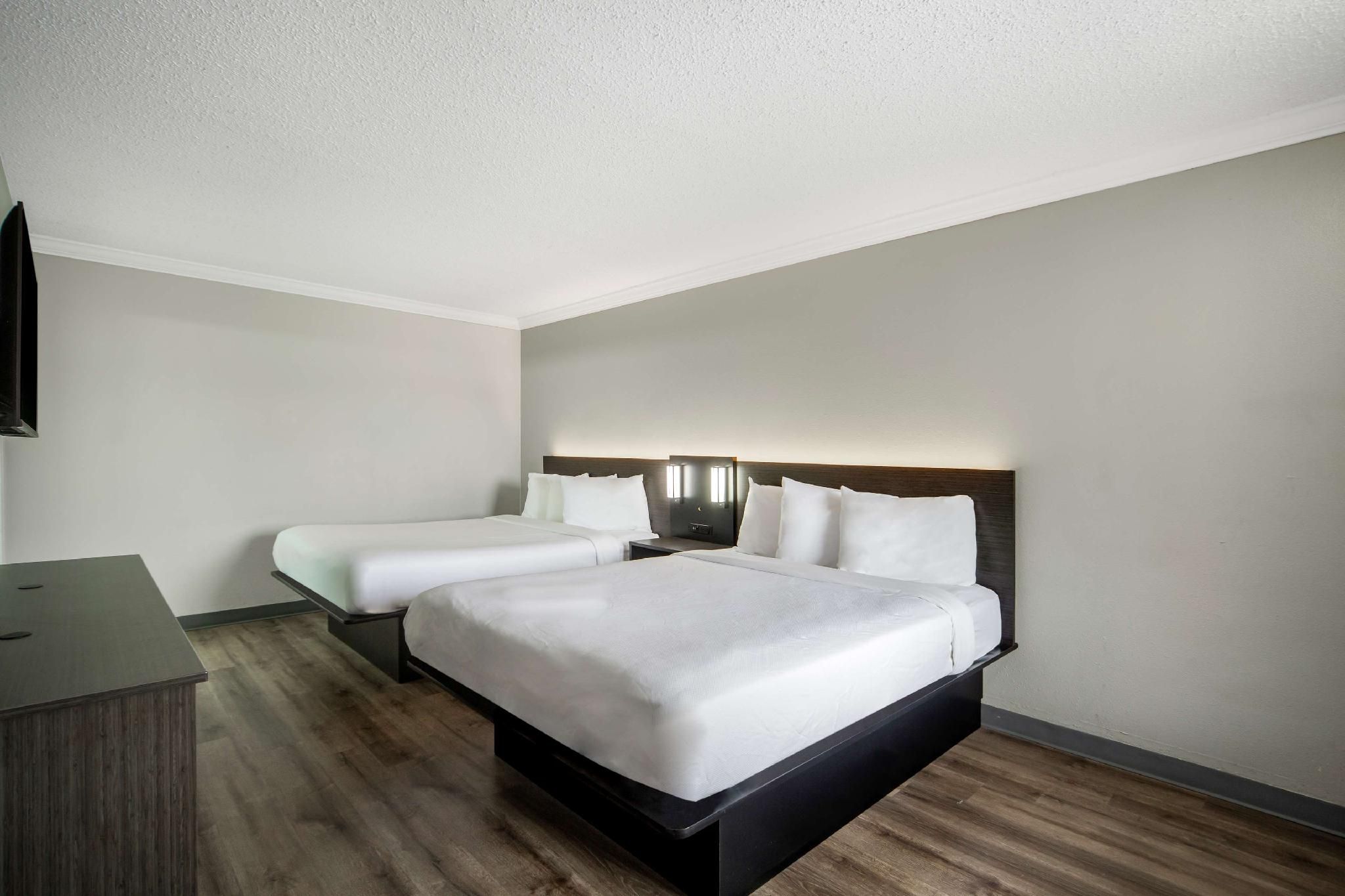 2 Queen Beds | Mob Acc RI Shwr Nsmk Micfridg