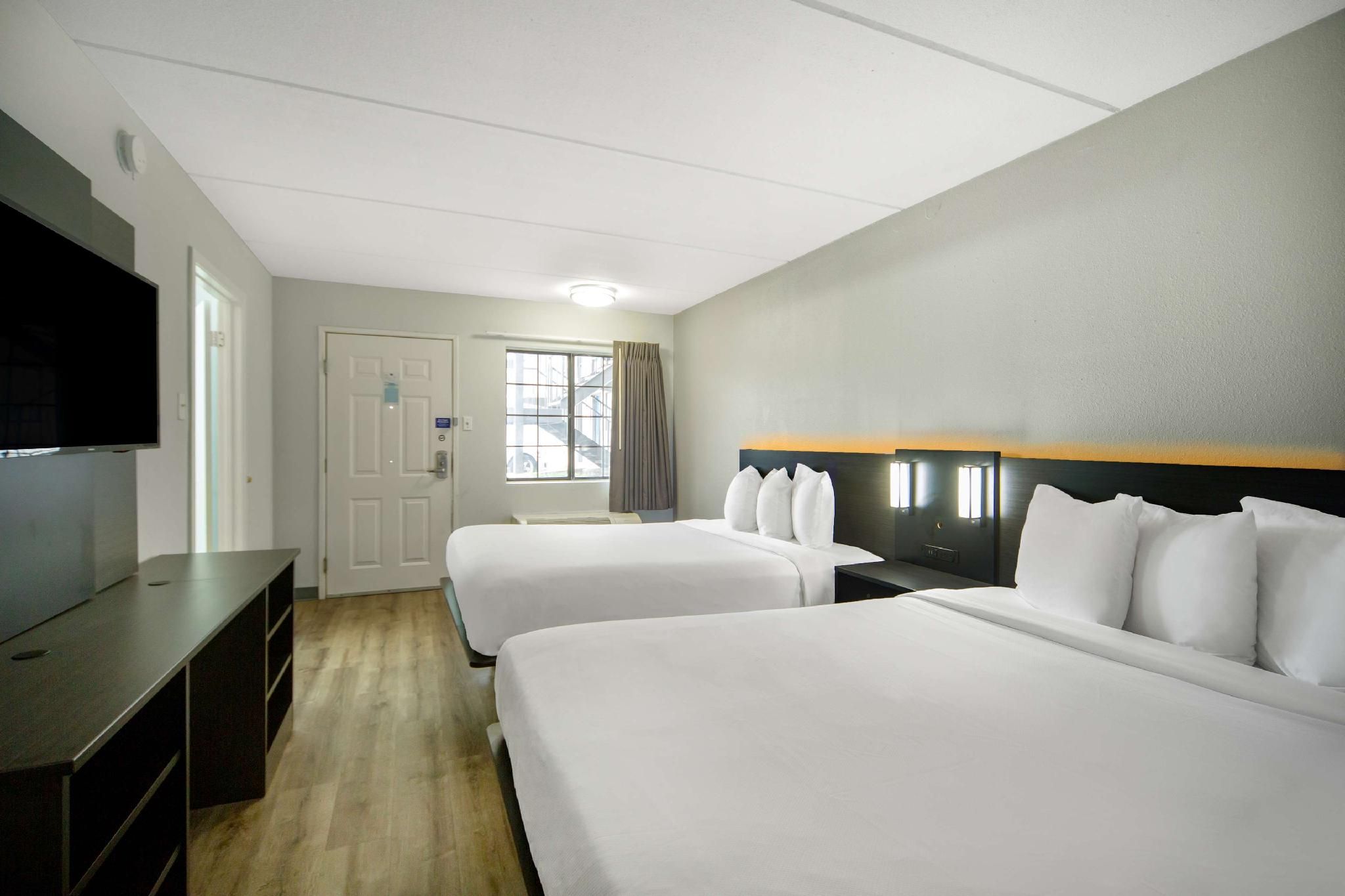 2 Queen Beds | Mob Acc RI Shwr Nsmk Micfridg