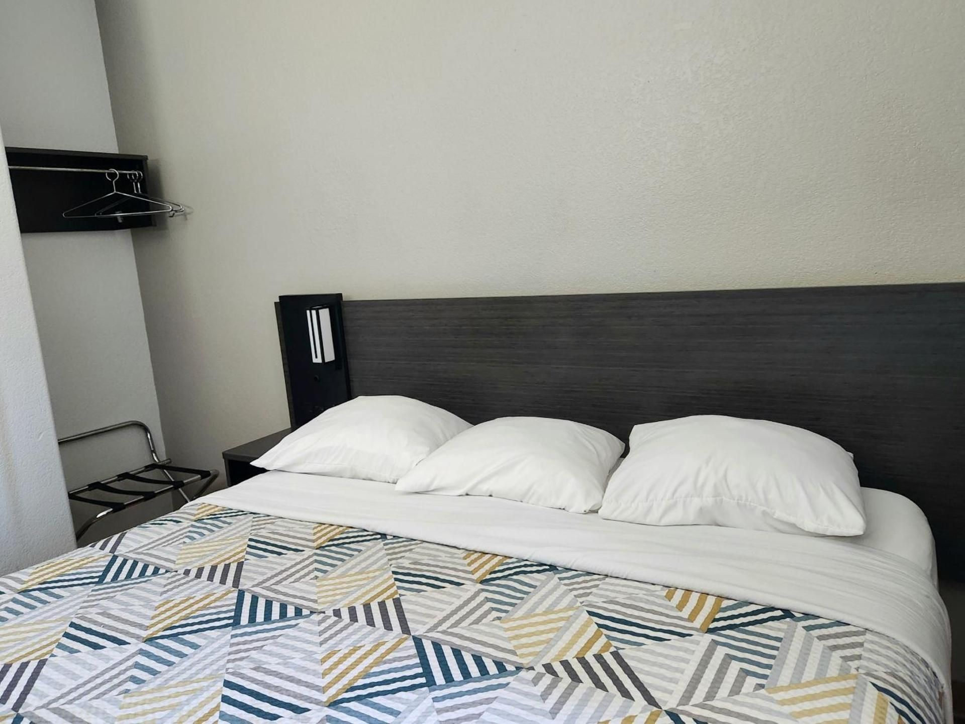 King Room with Mobility Access and Bathtub with Grab Bars, Non-Smoking