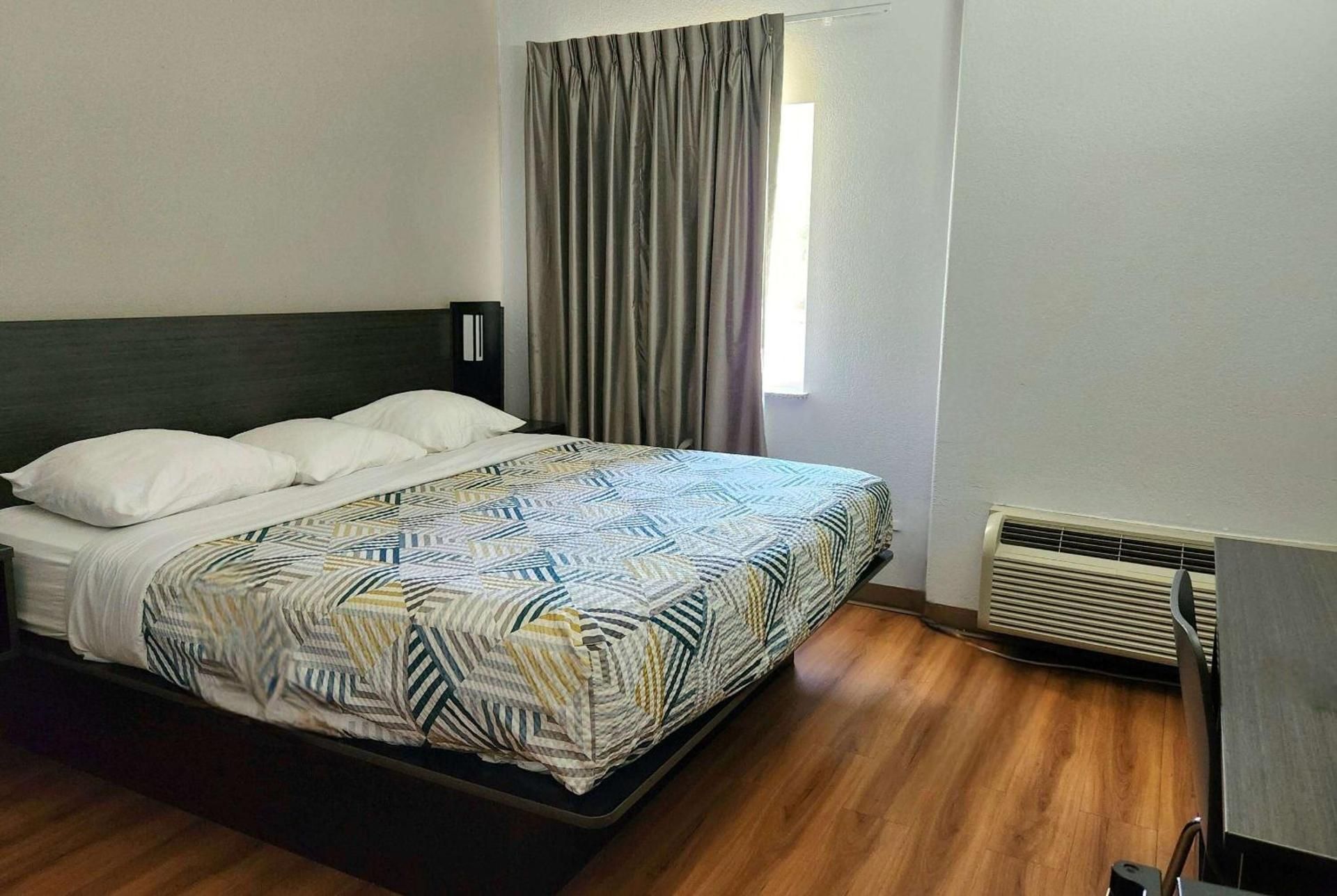 King Room with Mobility Access and Bathtub with Grab Bars, Non-Smoking