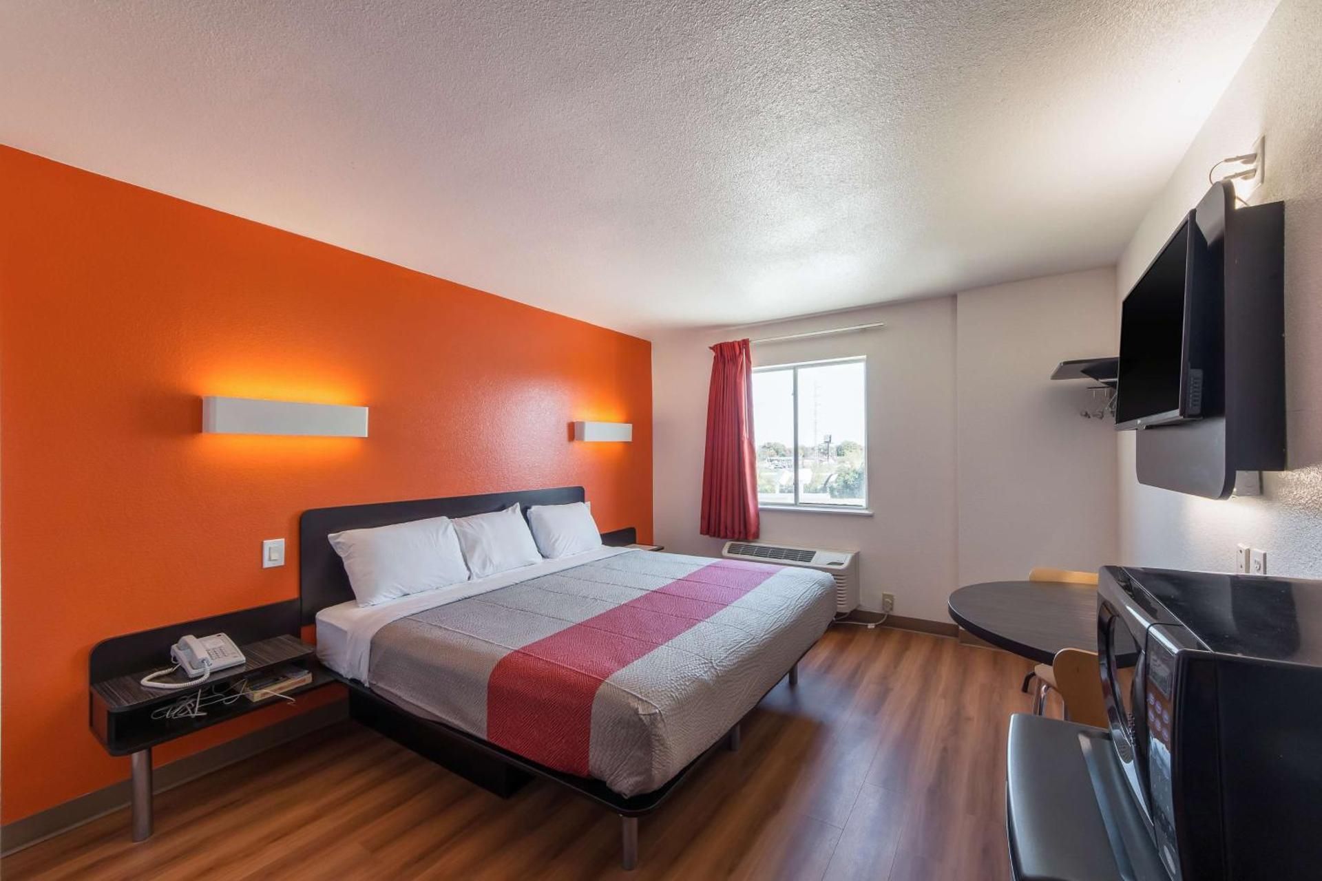 King Room - Non-Smoking