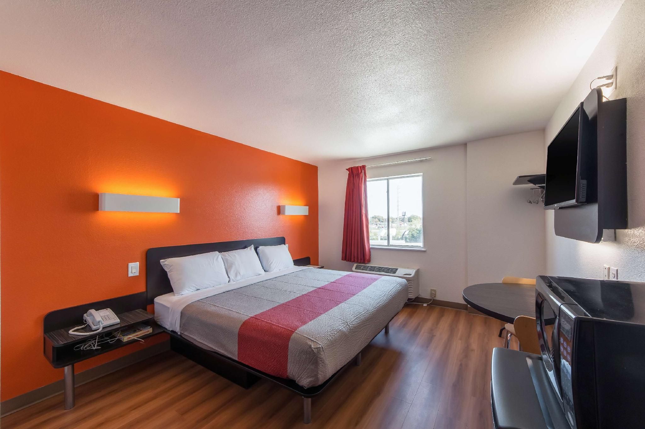1 King Bed | Mobility Accessible RI Shower Nsmk