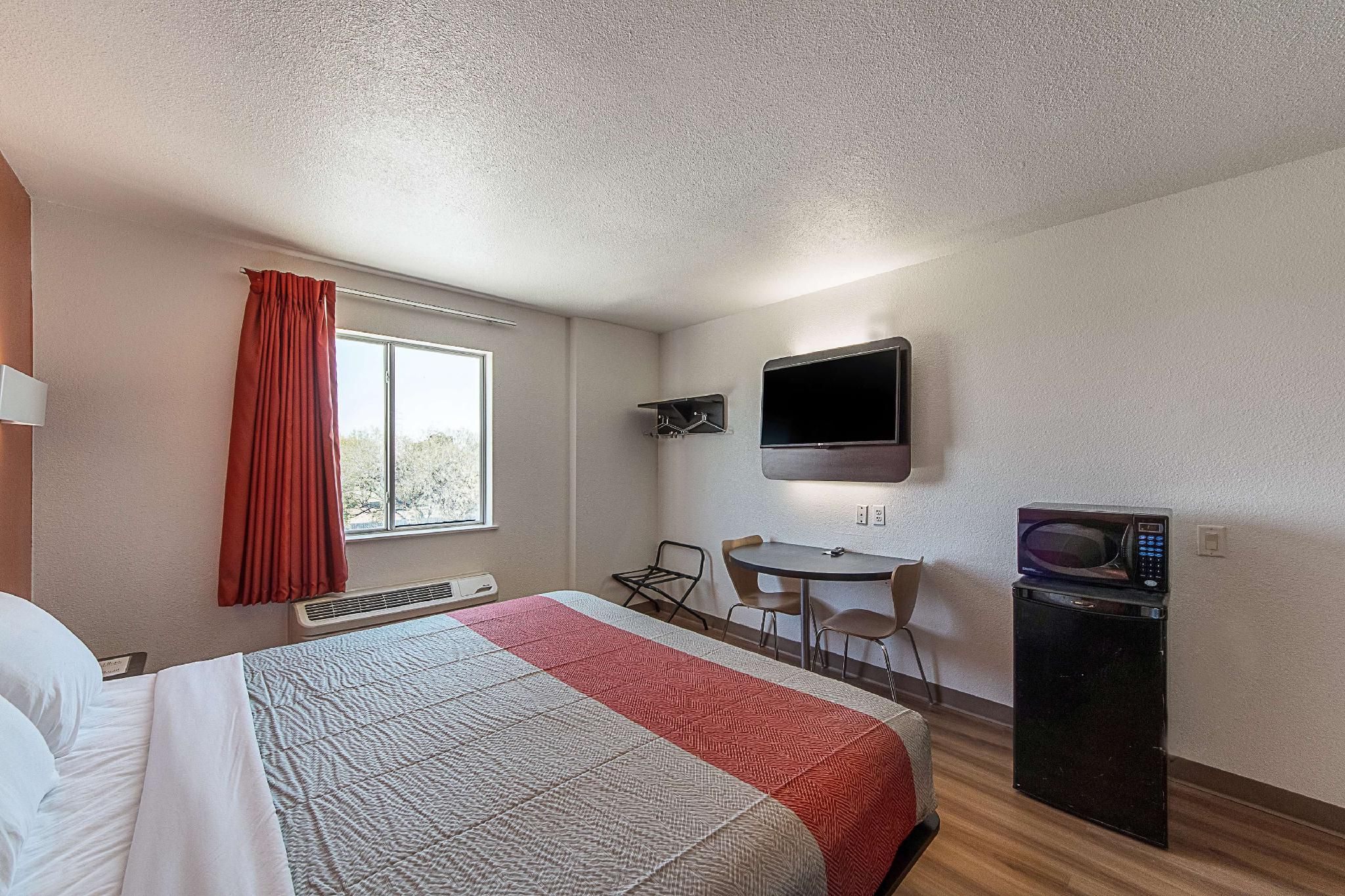 1 King Bed | Mobility Accessible RI Shower Nsmk