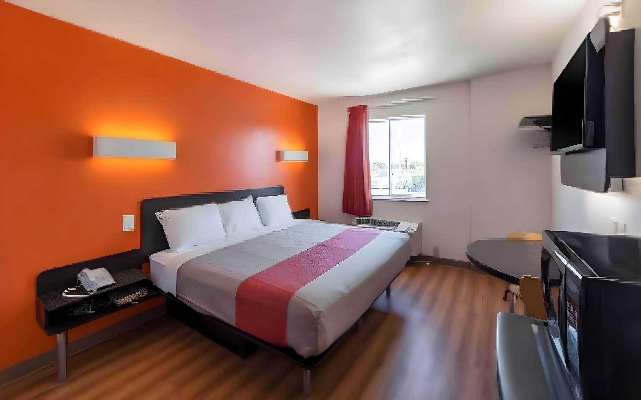 1 King Bed | Non-Smoking