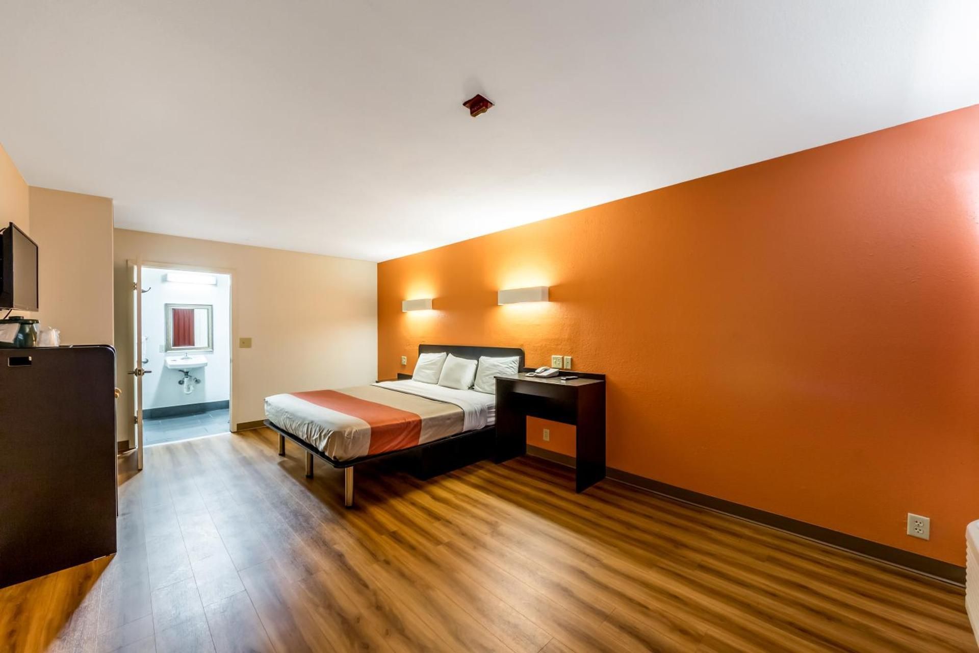 King Room with Roll-in Shower - Disability Access - Non-smoking