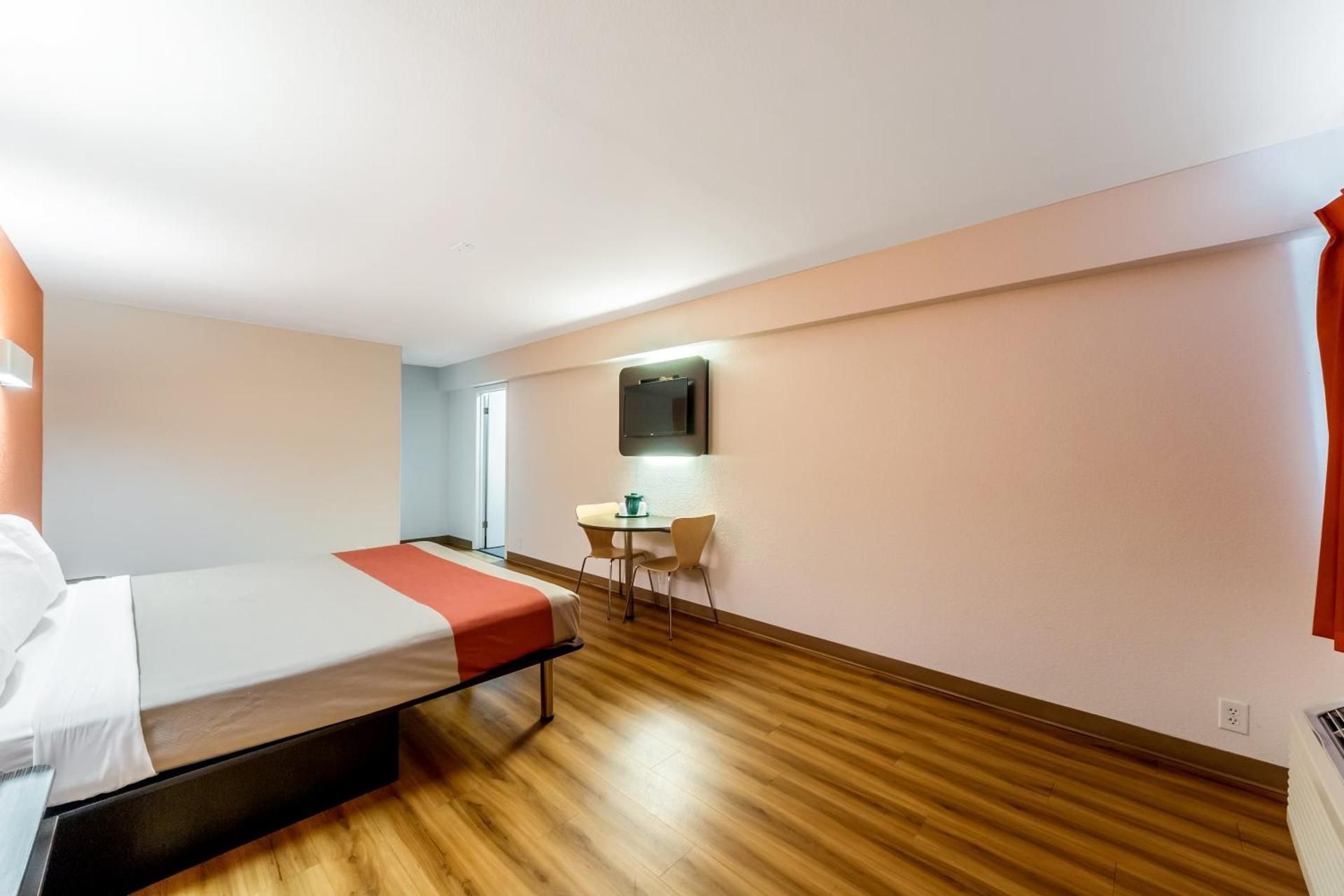 King Room with Roll-in Shower - Disability Access - Non-smoking