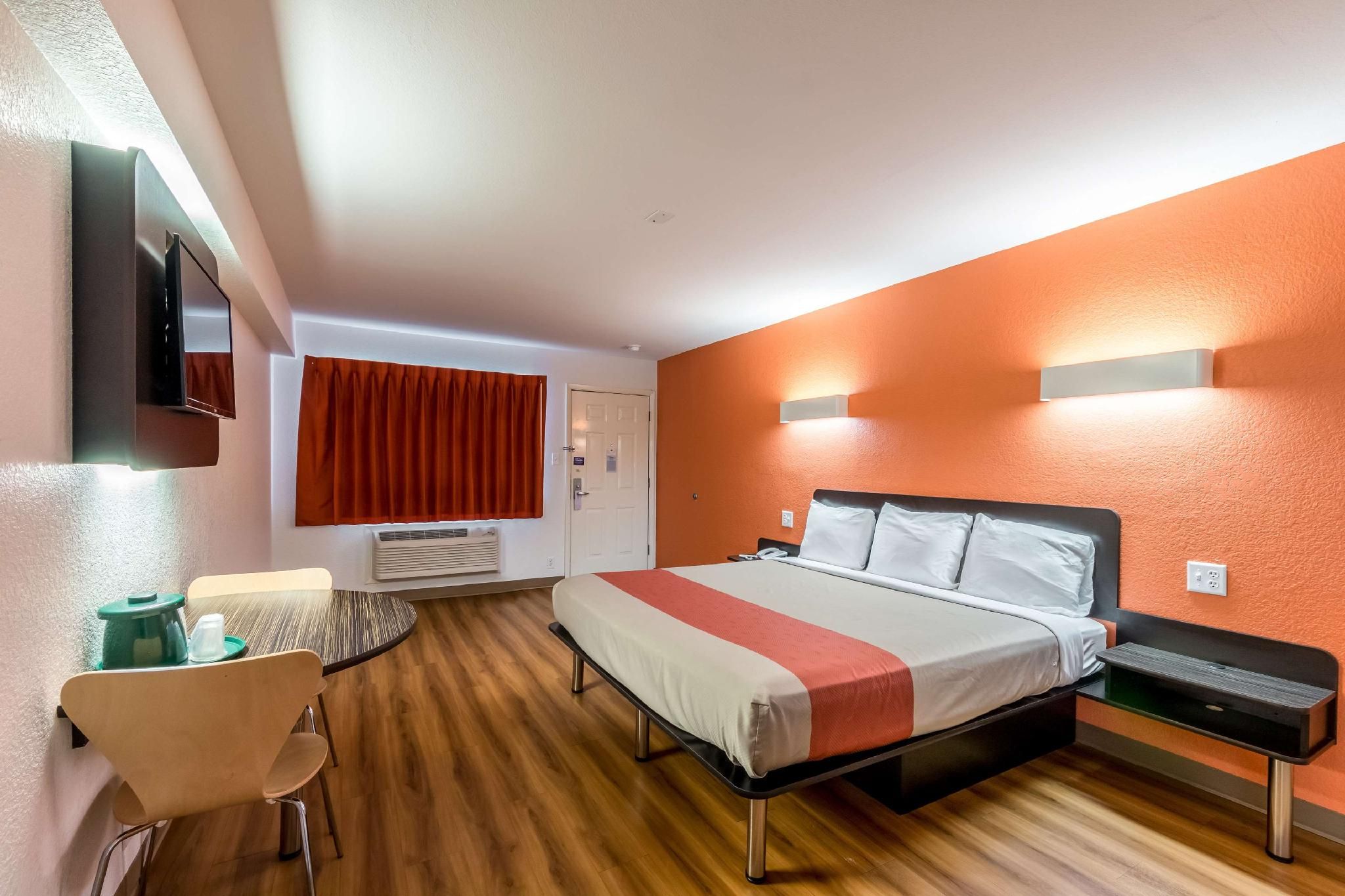 1 King Bed | Mobility Accessible RI Shower Nsmk