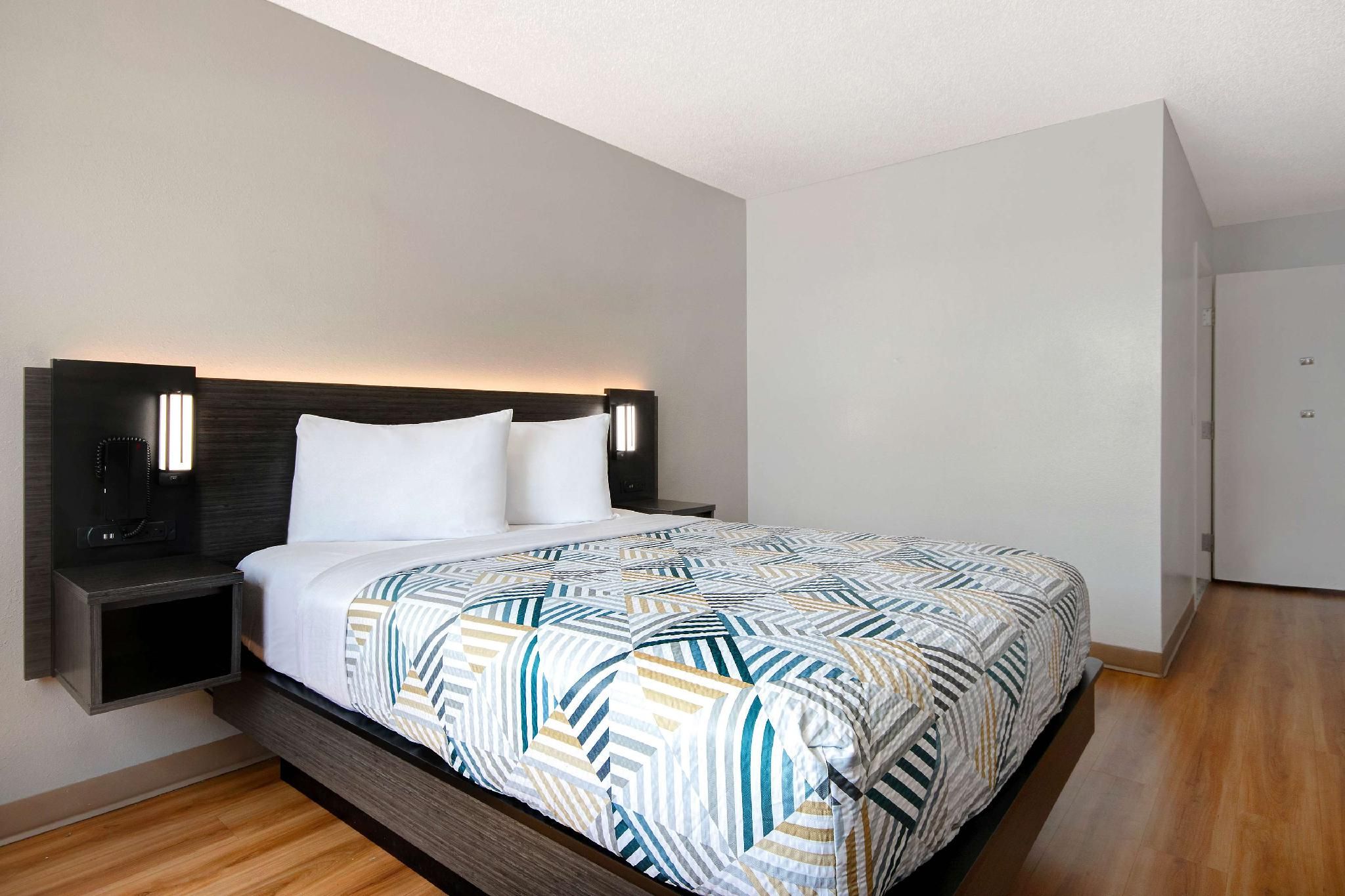 1 Queen Bed | ADA/Tub, Non-Smoking