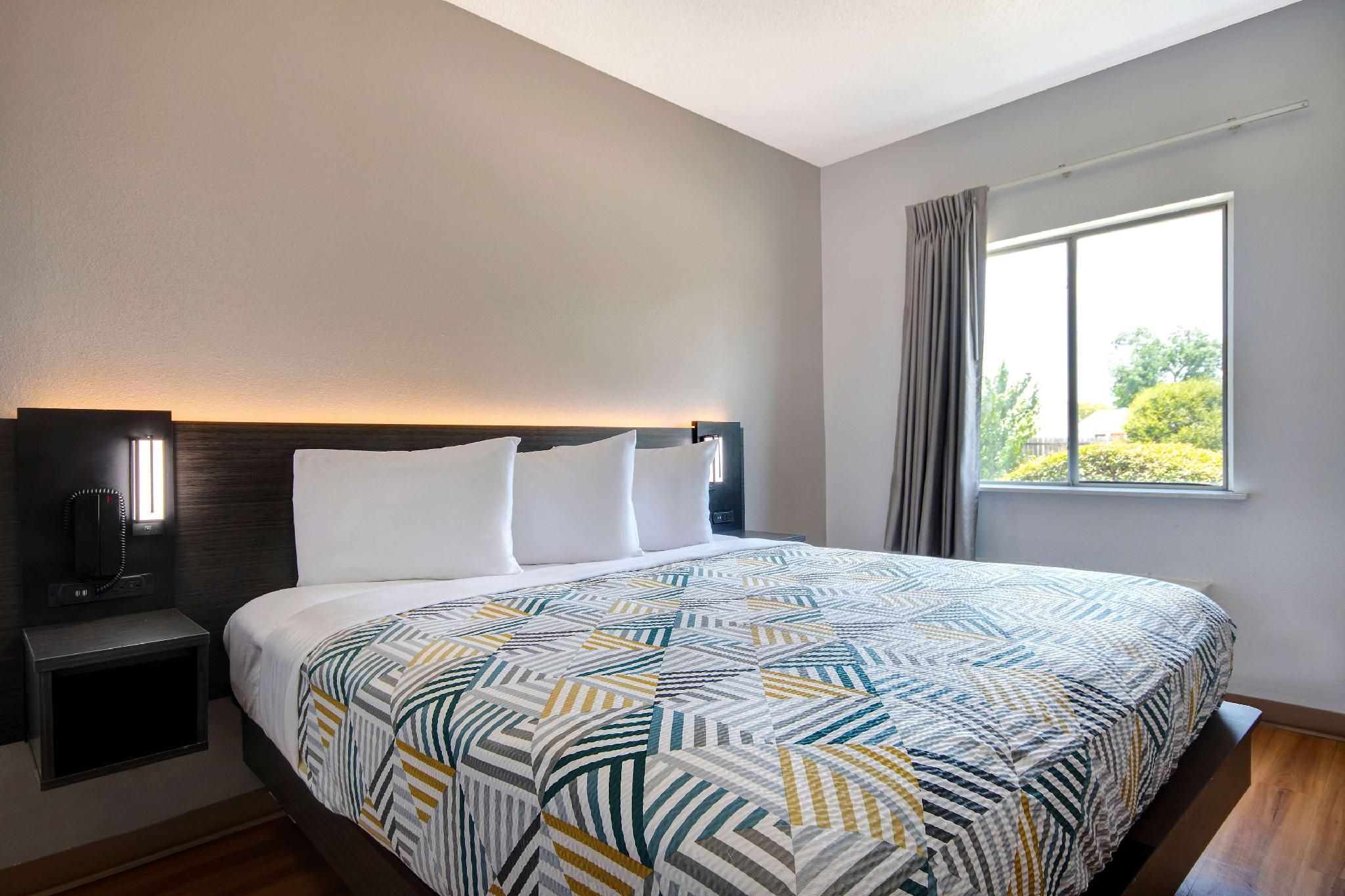 1 King Bed | Non-Smoking