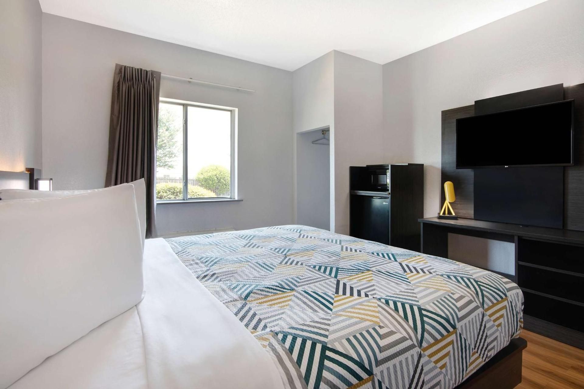 King Room with Roll-in Shower - Disability Access - Non-Smoking