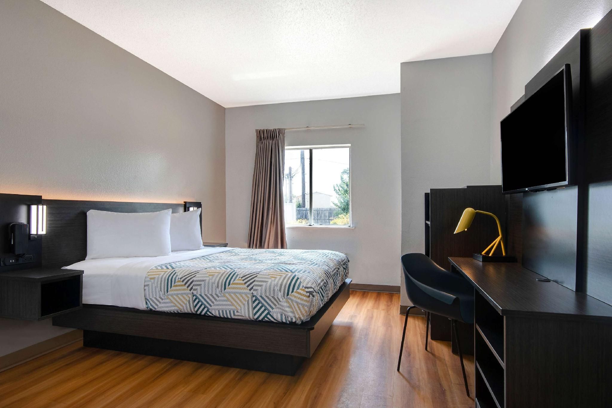 1 Queen Bed | Non-Smoking