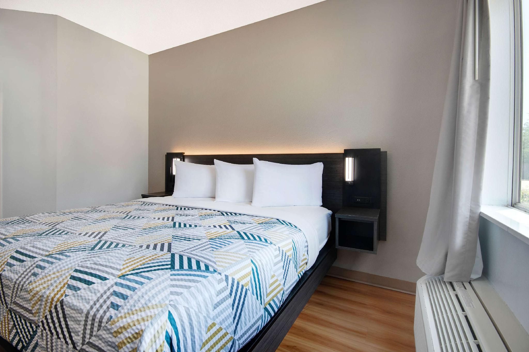 1 King Bed | Mobility Accessible RI Shower Nsmk
