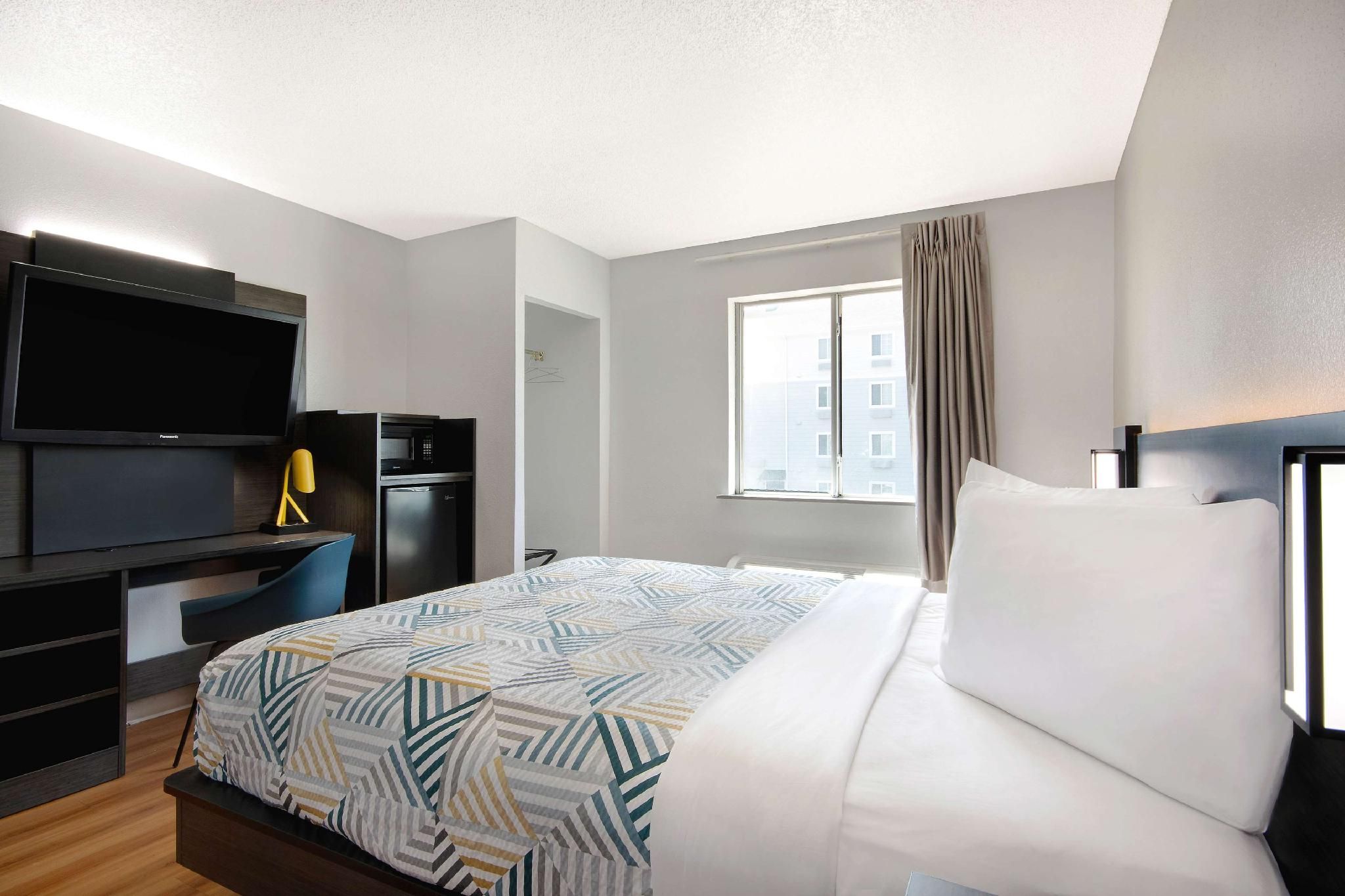 1 Queen Bed | ADA/Tub, Non-Smoking
