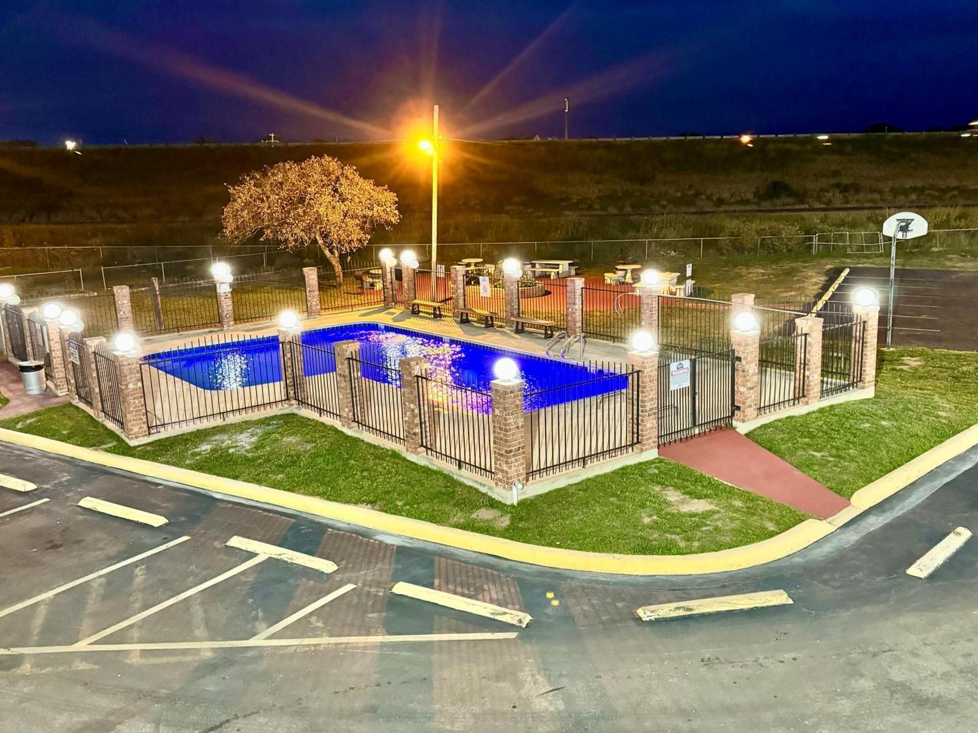 THE COUNTRY CORNER INN