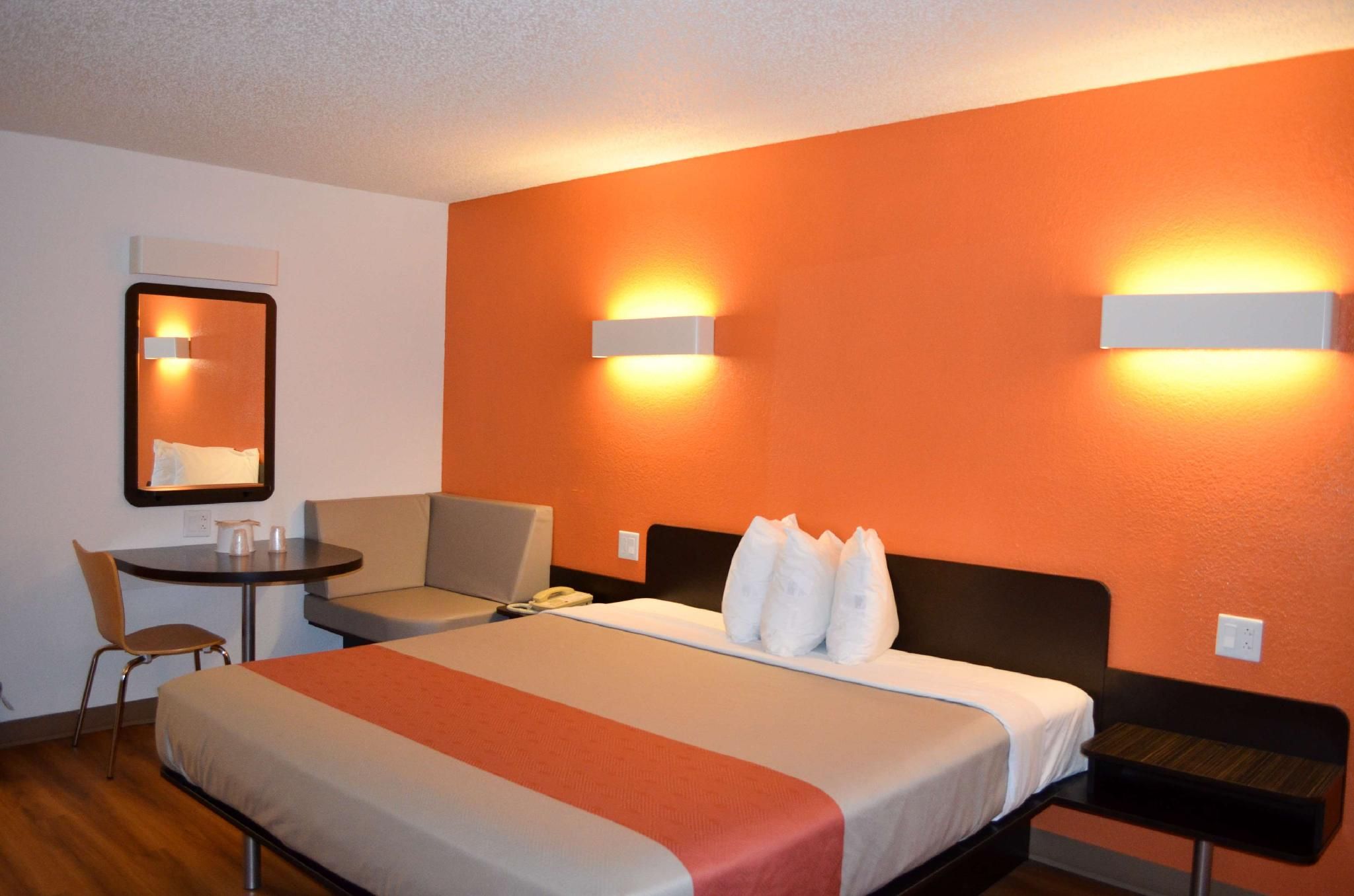 1 King Bed | Non-Smoking, Micfridge