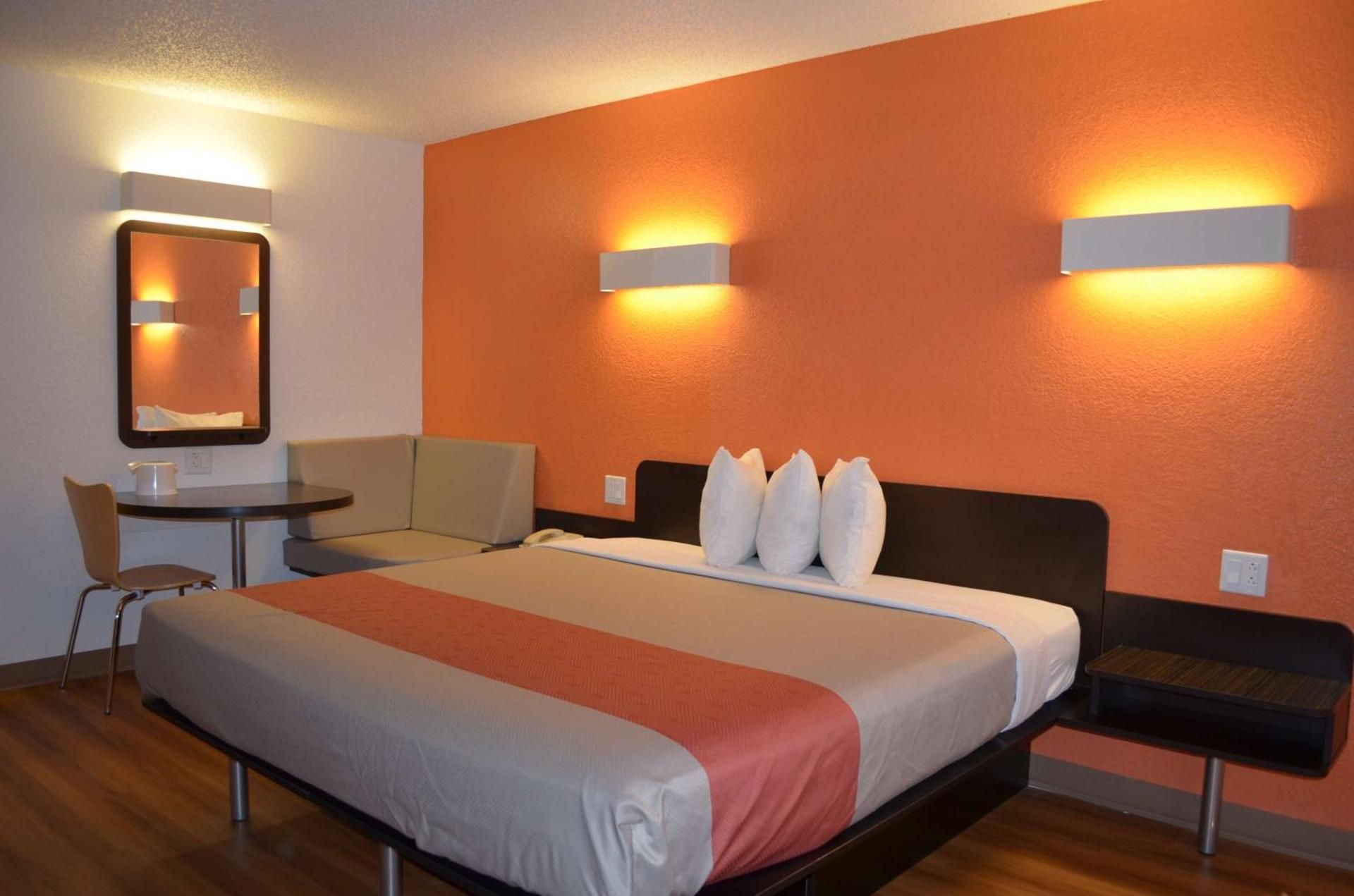 Deluxe King Room - Non-Smoking