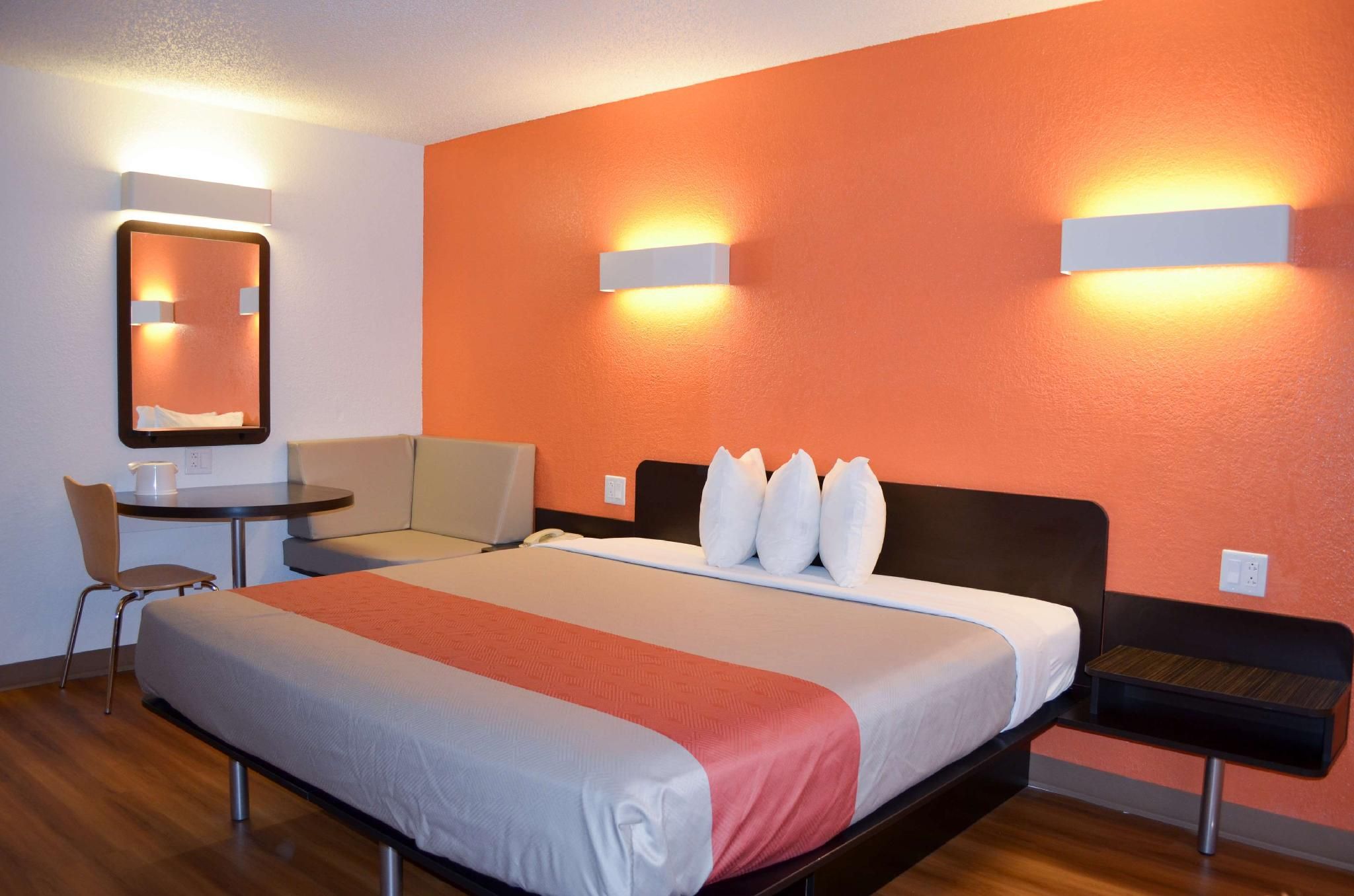 1 Queen Bed | Mobil Access Tub Nsmk Micfridg