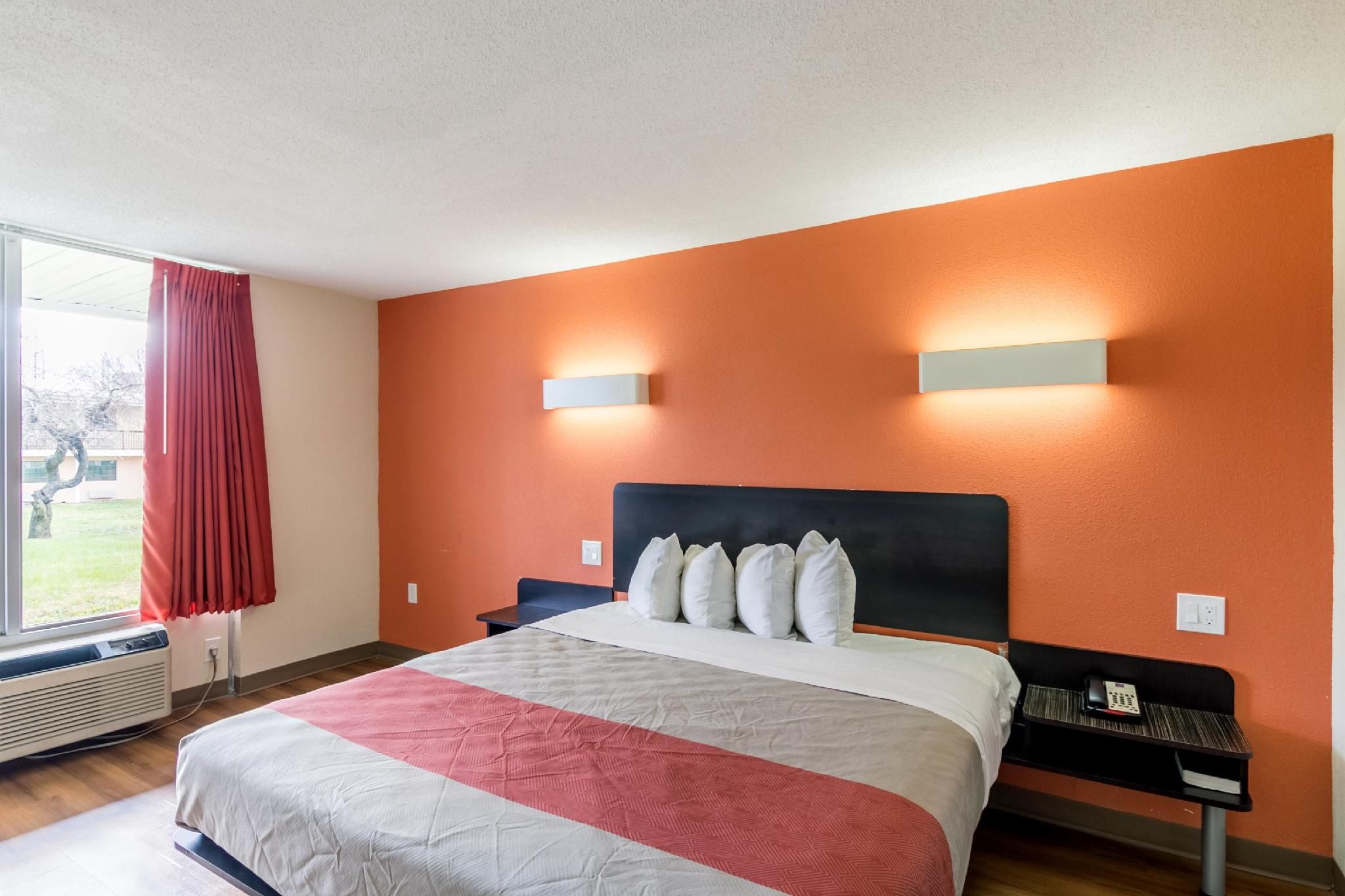 1 King Bed | Smoking, Kitchen