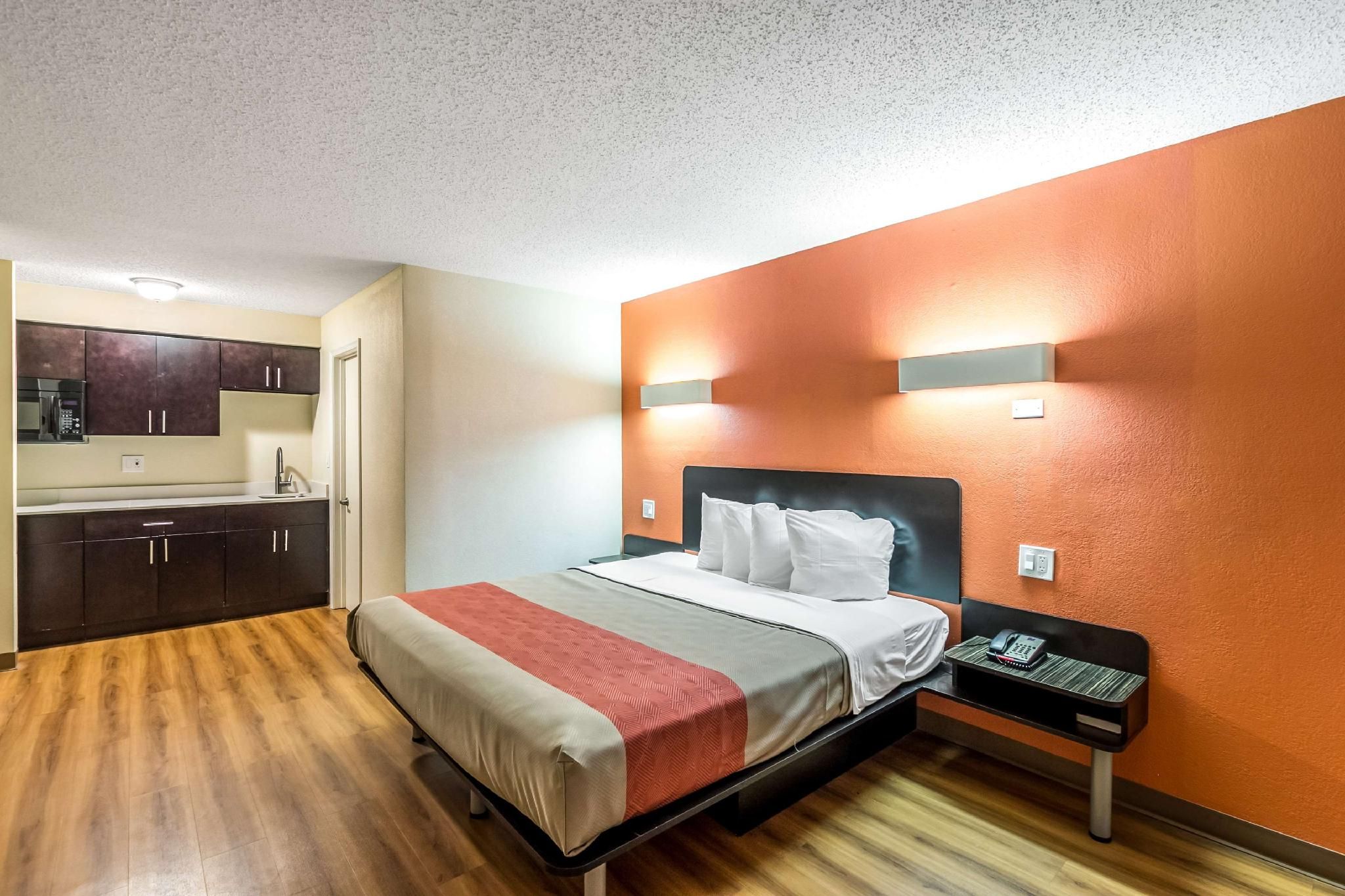 1 King Bed | Non-Smoking