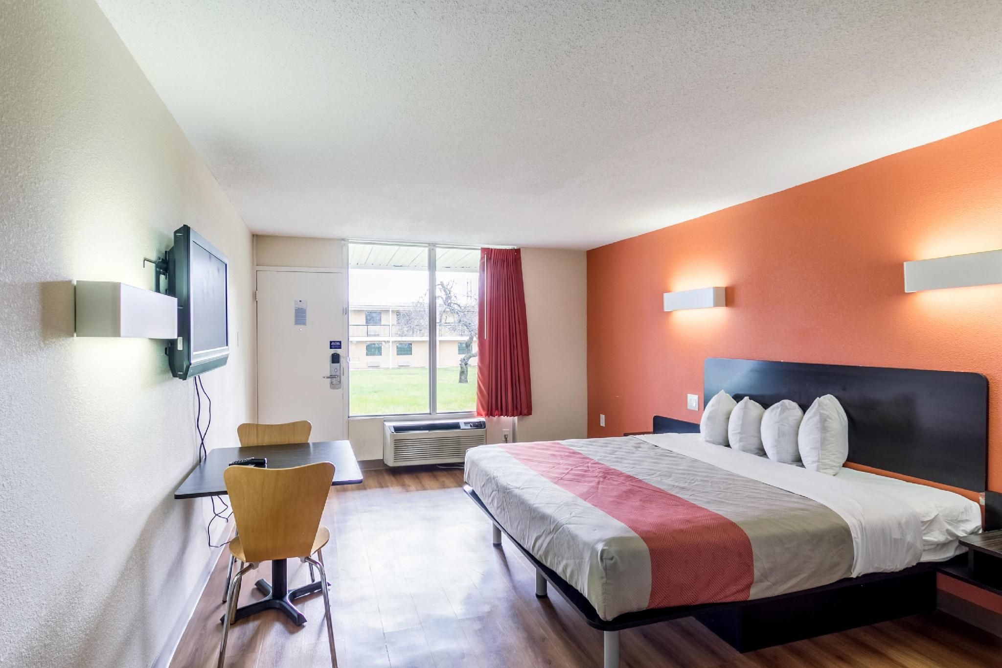 1 King Bed | Smoking, Kitchen