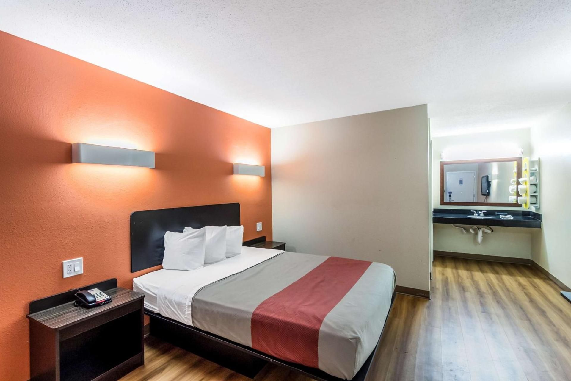 Queen Room - Disability Access - Non-Smoking