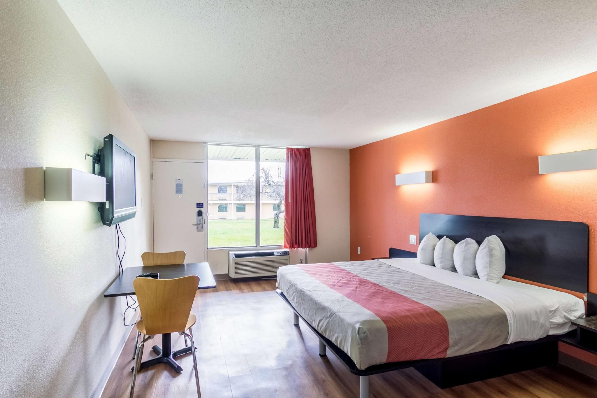 1 King Bed | Non-Smoking