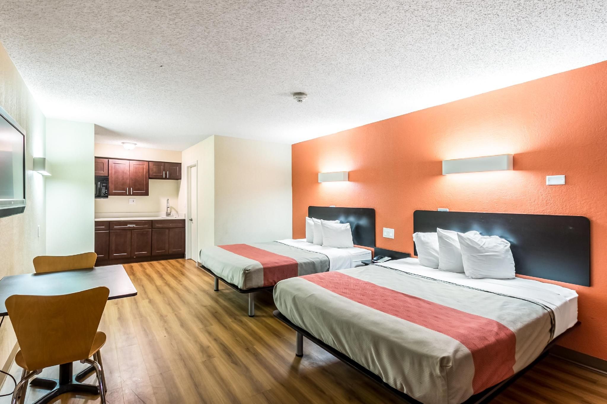 2 Queen Beds | Smoking, Kitchen