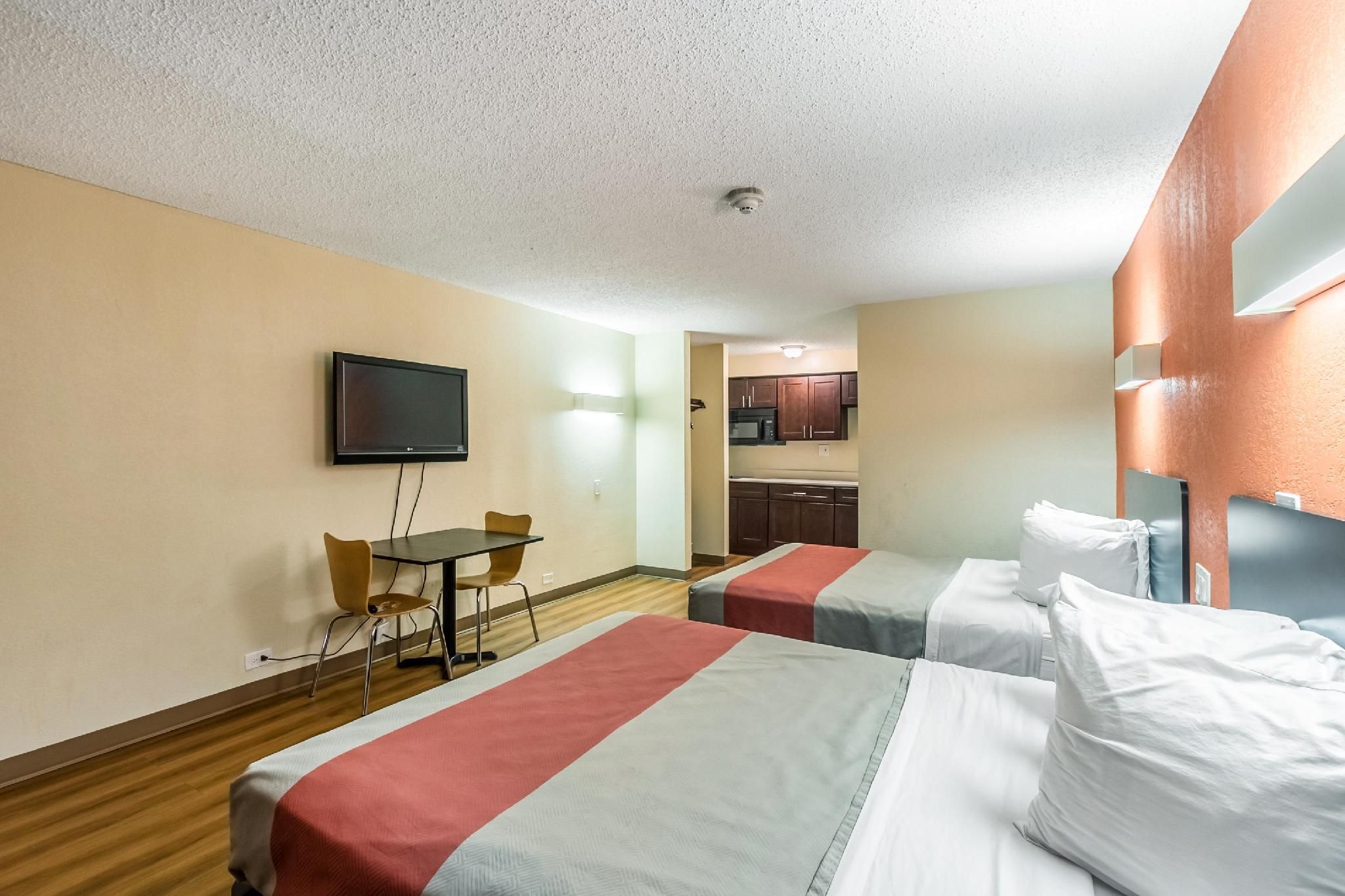 2 Queen Beds | Smoking, Kitchen