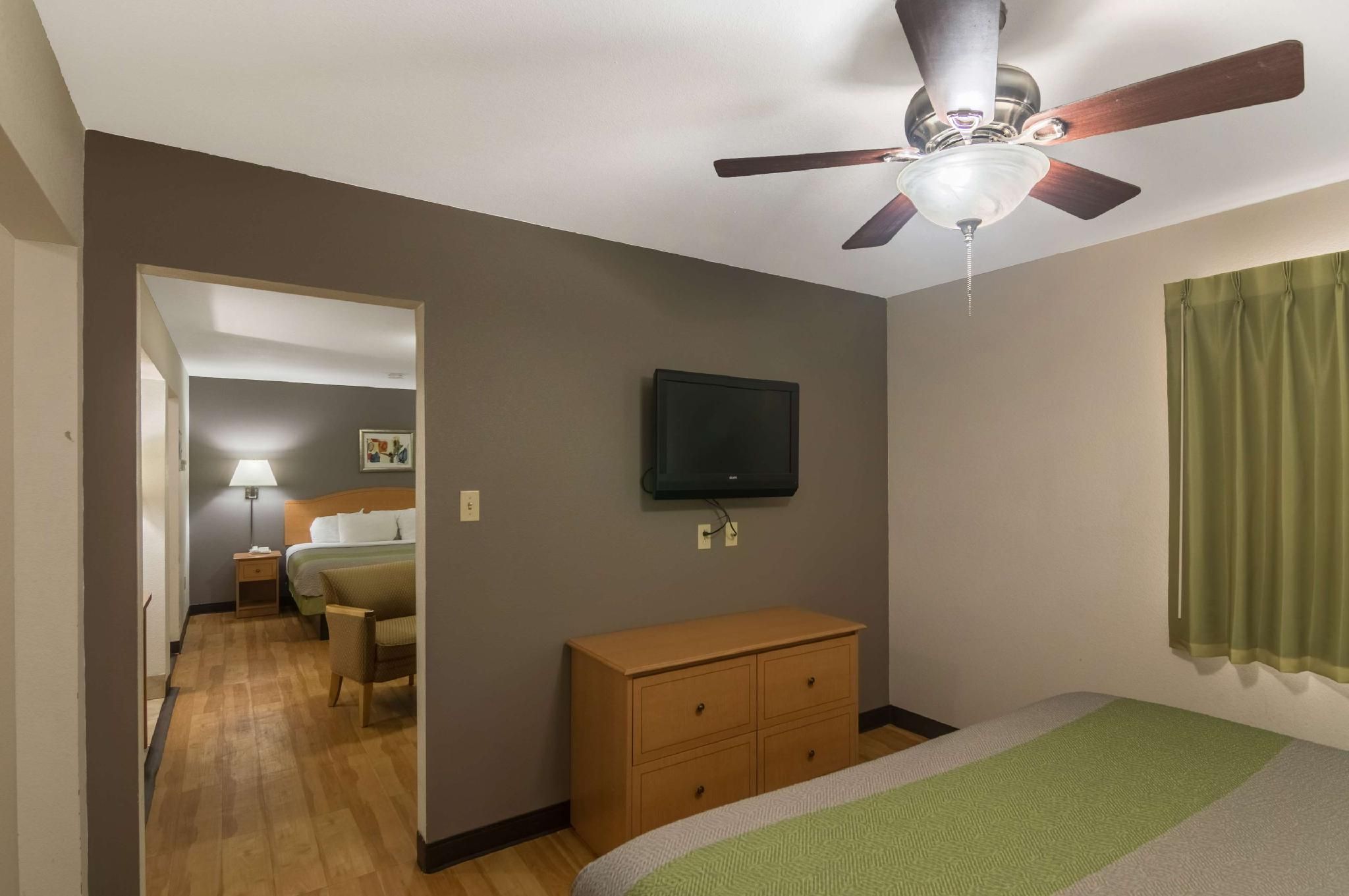 2 FULL BEDS | NON-SMOKING, KITCHEN