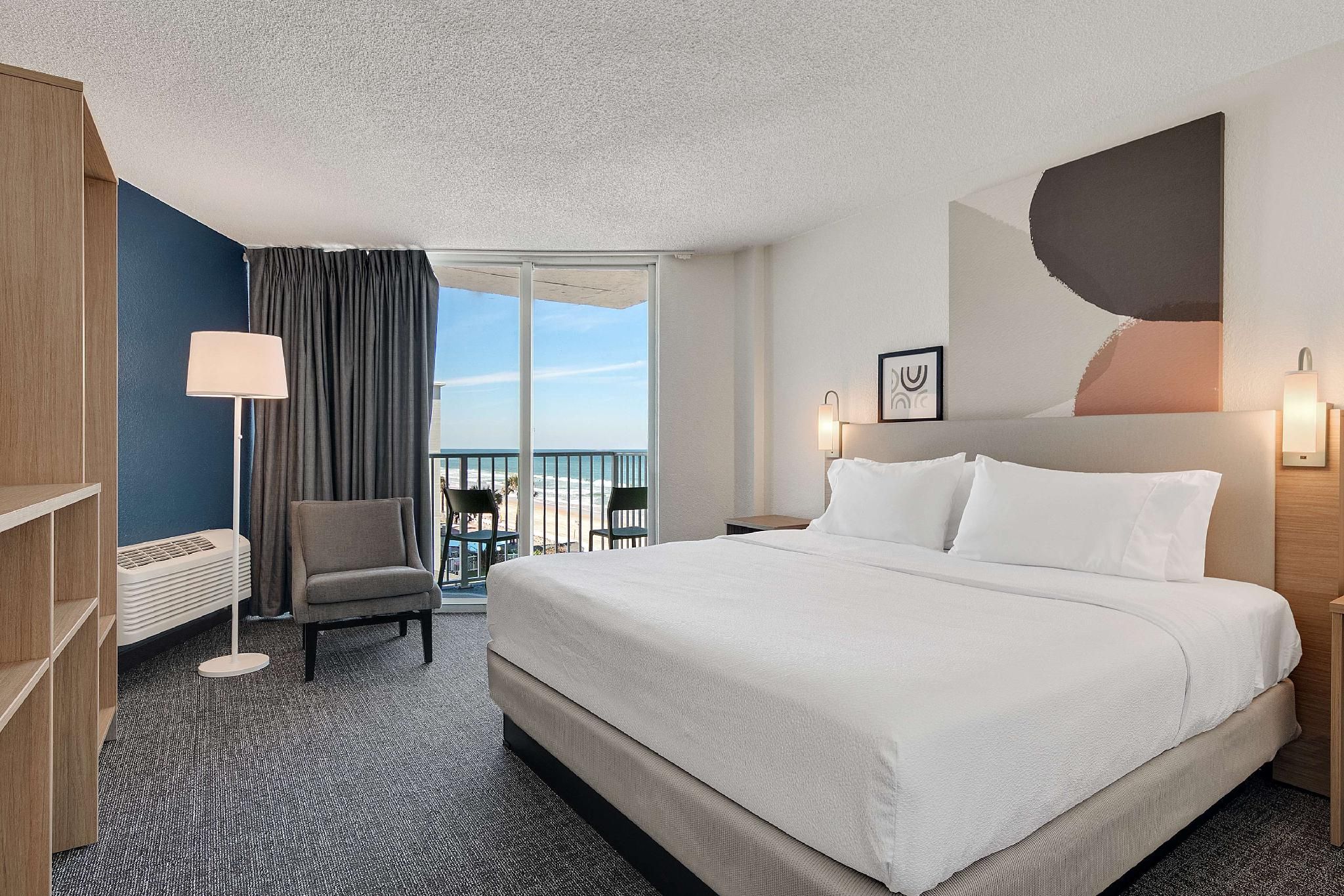 Spark by Hilton Ormond Beach Oceanfront 1 King Suite