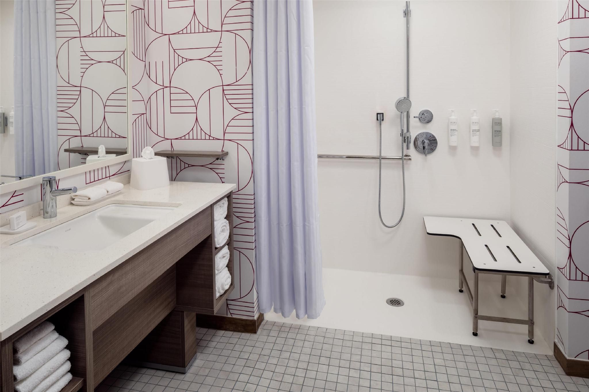 2 Qn Mobilty/Hearing Access Ri Shwr Studio Ste