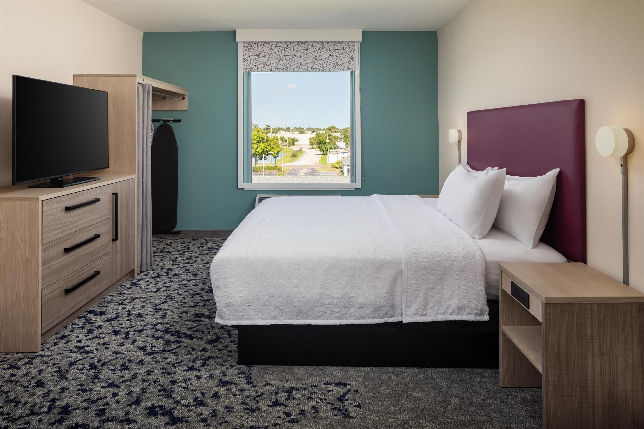 1 King Hearing Accessible 1 Bedroom Suite